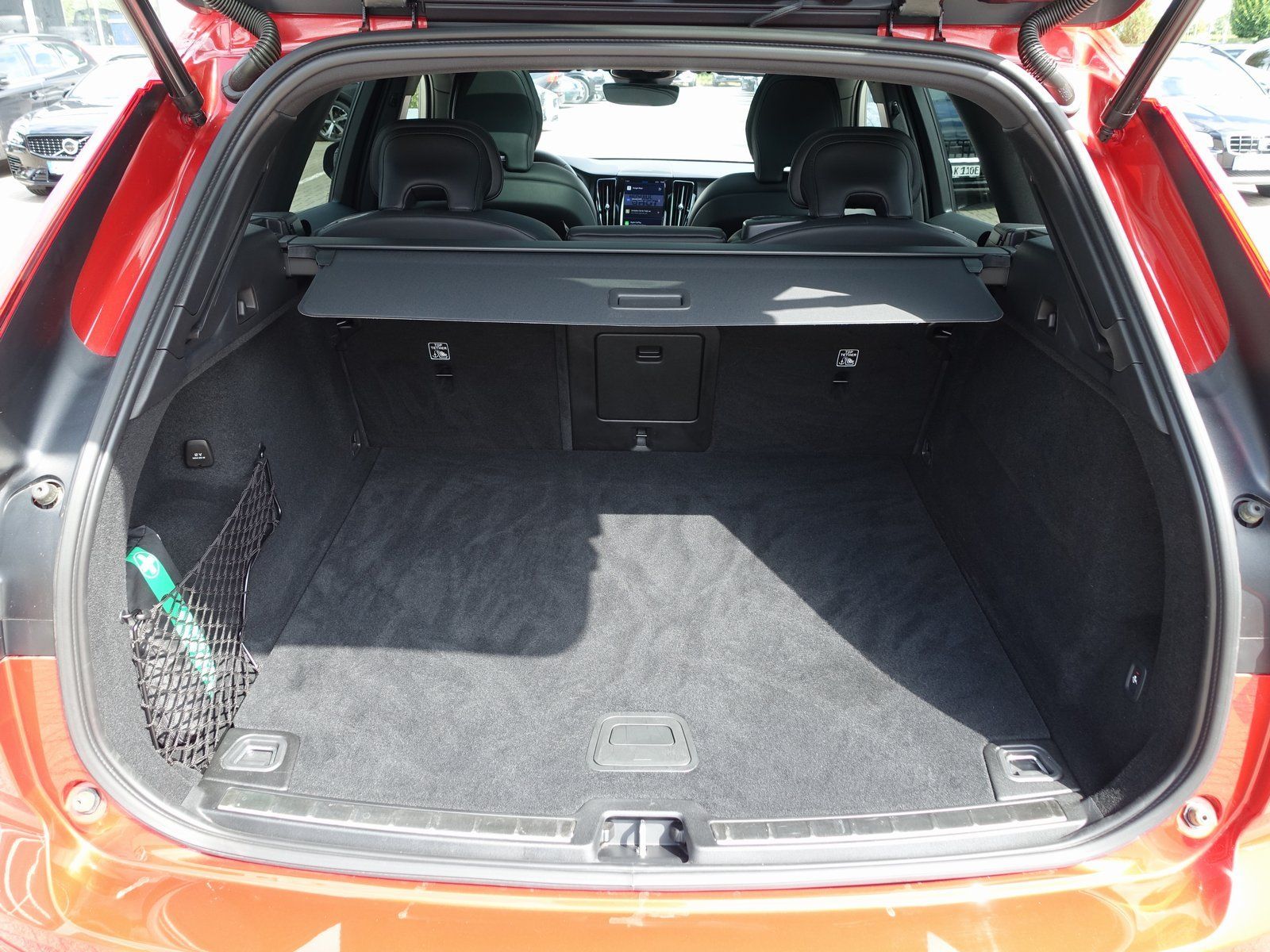Volvo XC60 B5 Ultimate Dark AWD - Samsaru's Car Outlet
