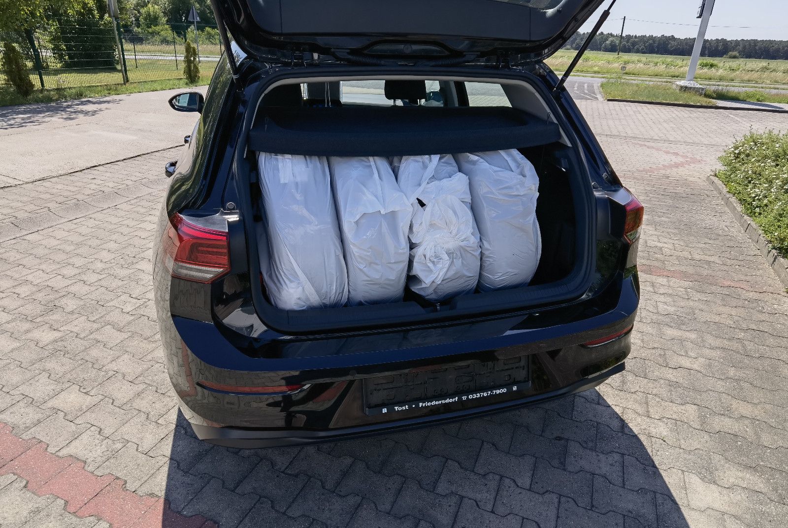 Volkswagen Golf Life 1.5 TSI - Samsaru's Car Outlet