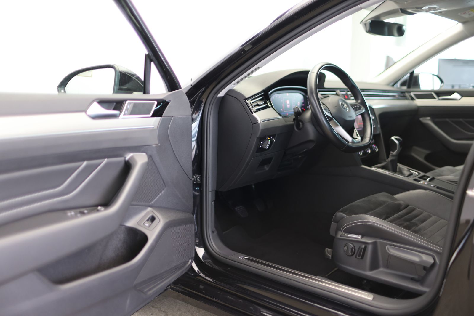 Volkswagen Passat LIMOUSINE 1.5 TSI ELEGANCE - Samsaru's Car Outlet
