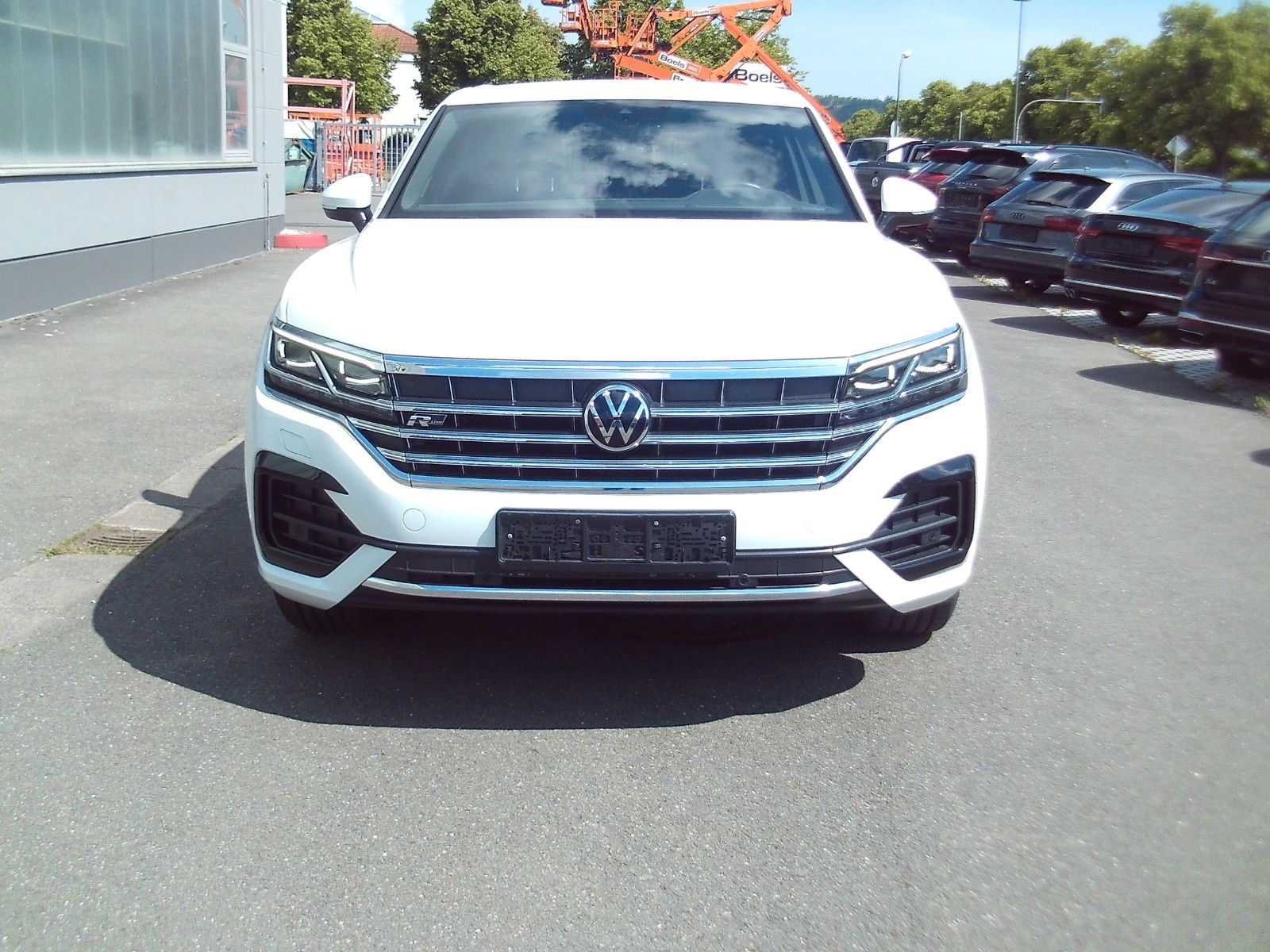 Volkswagen Touareg R-Line 4M - Samsaru's Car Outlet