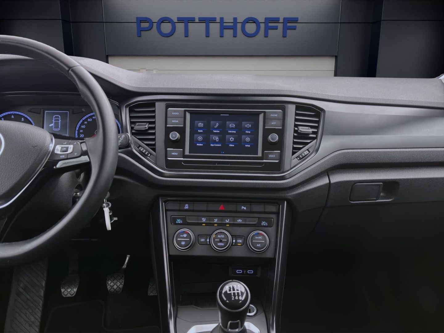 Volkswagen T-Roc 1.0 TSI - Samsaru's Car Outlet