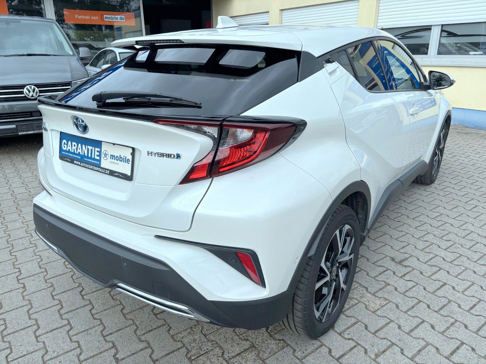 Toyota C-HR Hybrid - Samsaru's Car Outlet