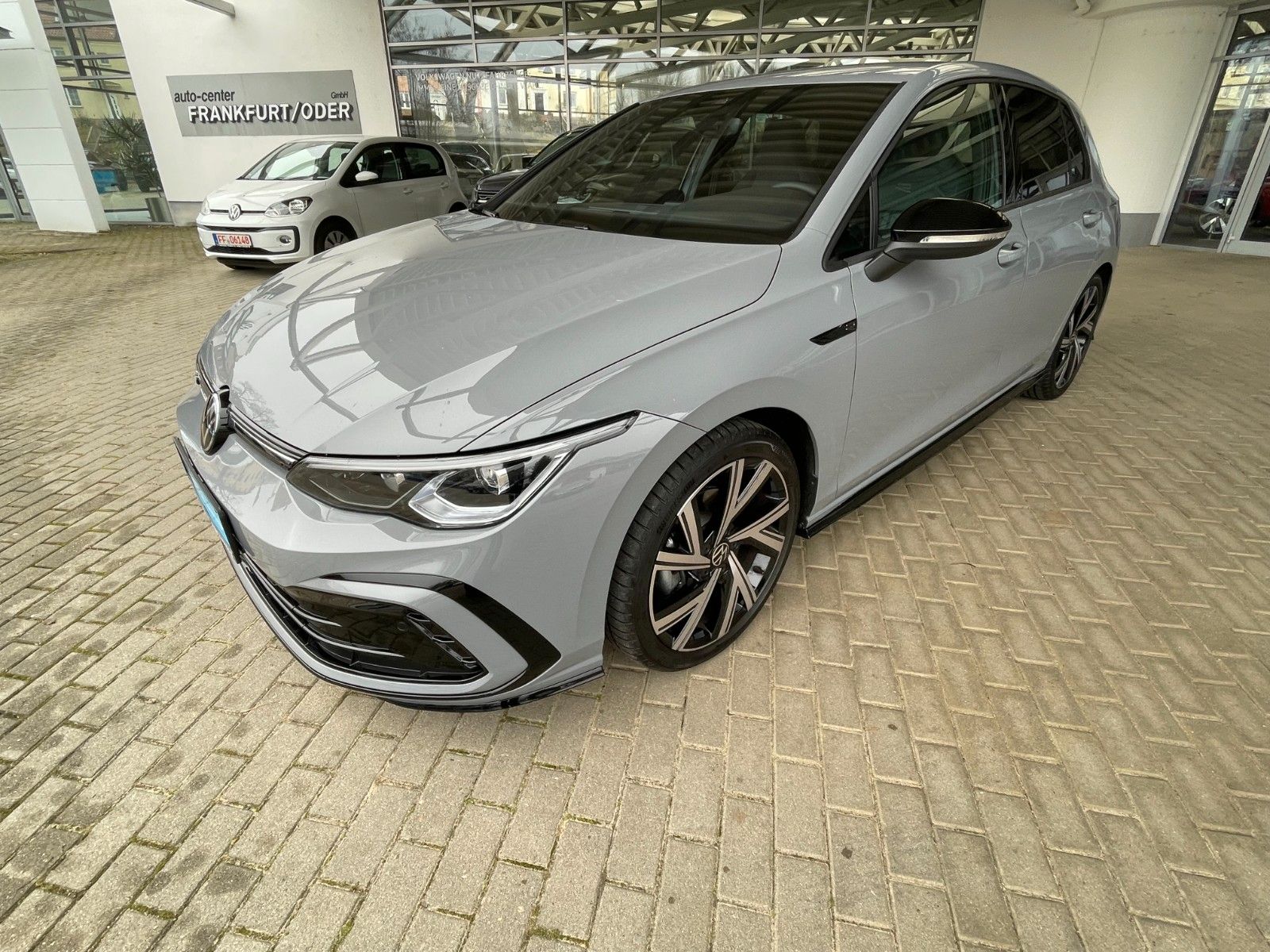 Volkswagen Golf VIII R-Line 2.0 TDI DSG - Samsaru's Car Outlet