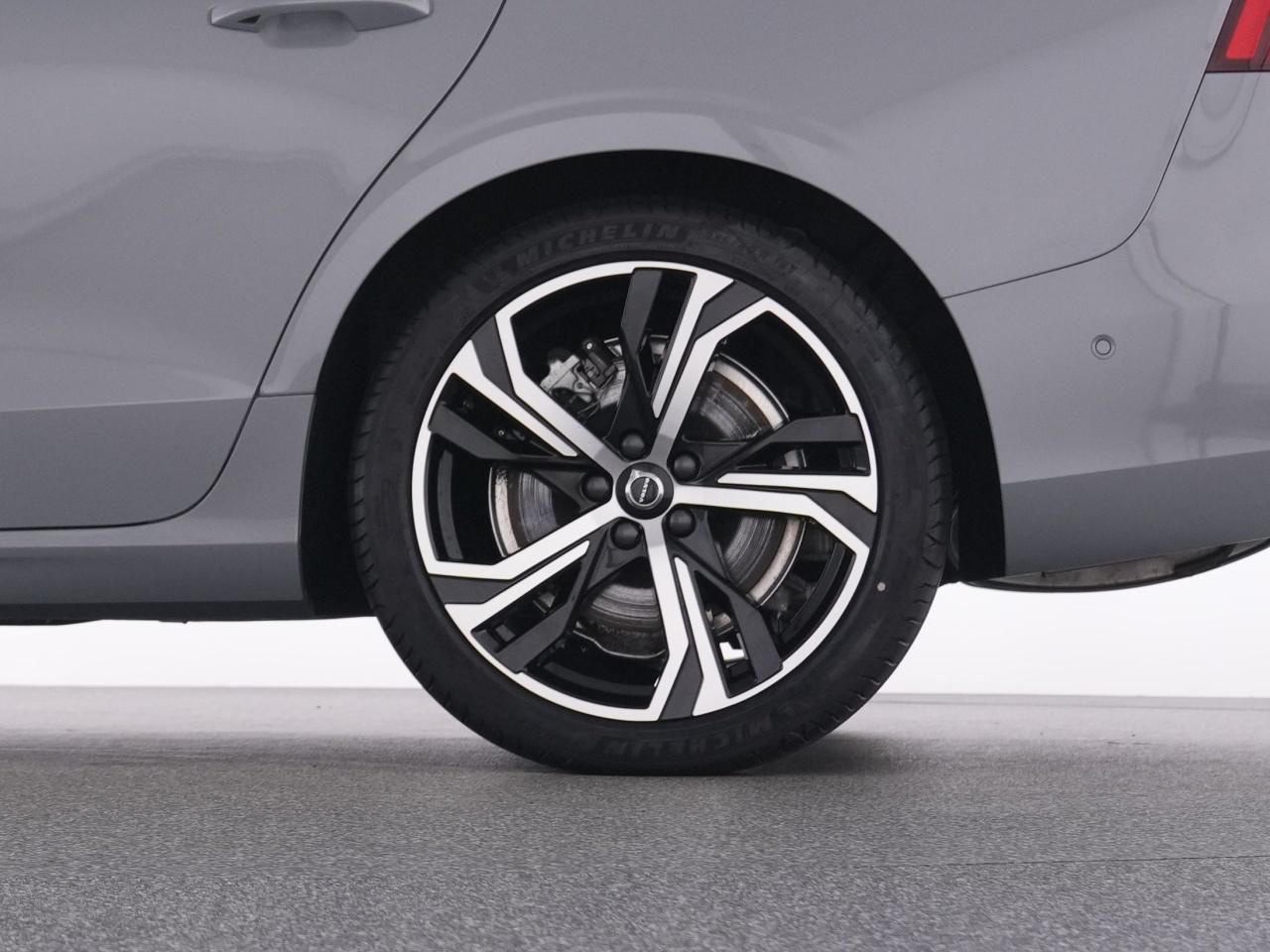 Volvo V60 T6 Recharge AWD PlusDark+AHK+PANO+360°+LM 19