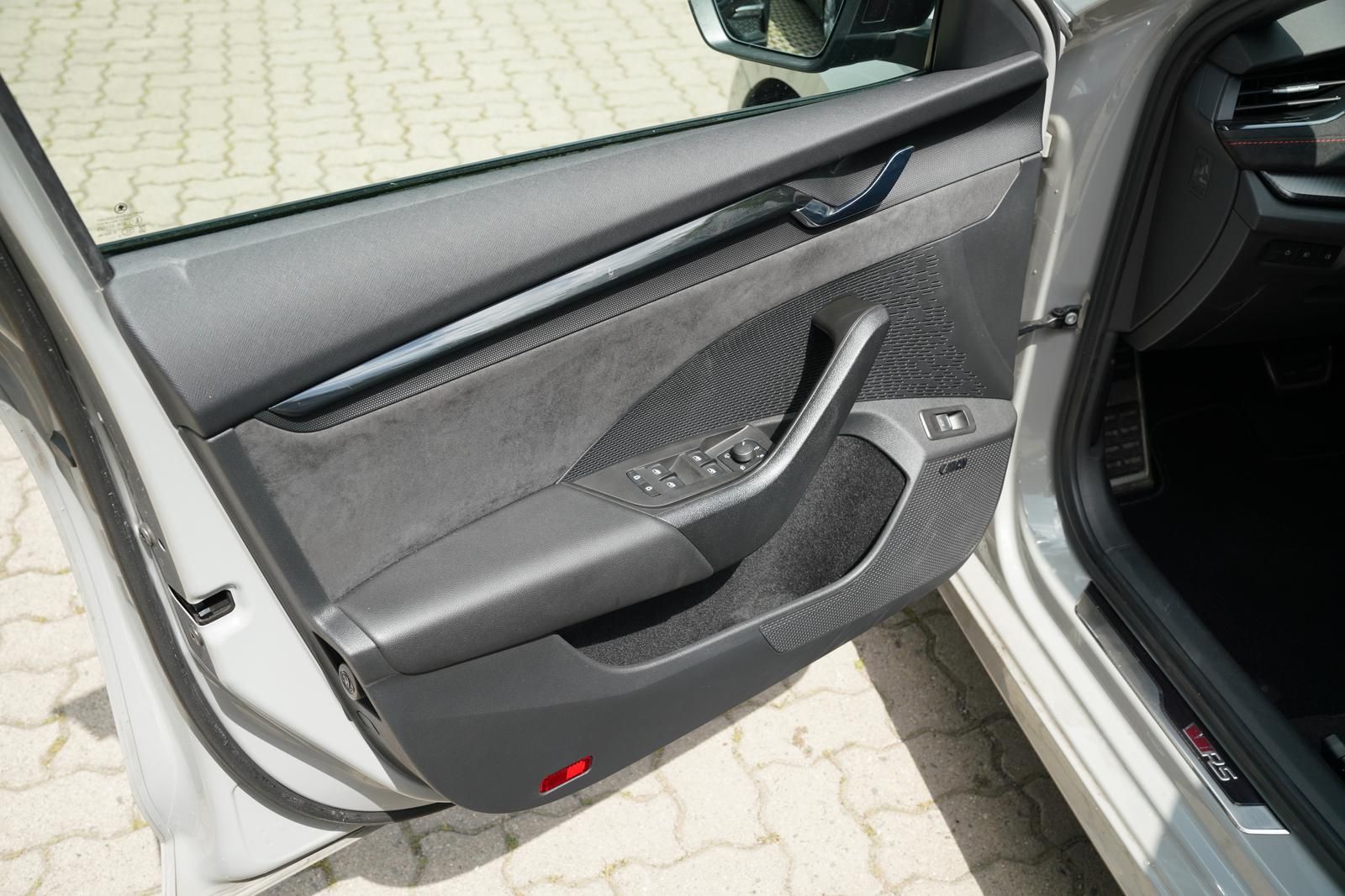 Skoda OCTAVIA COMBI 2.0TSI DSG - Samsaru's Car Outlet