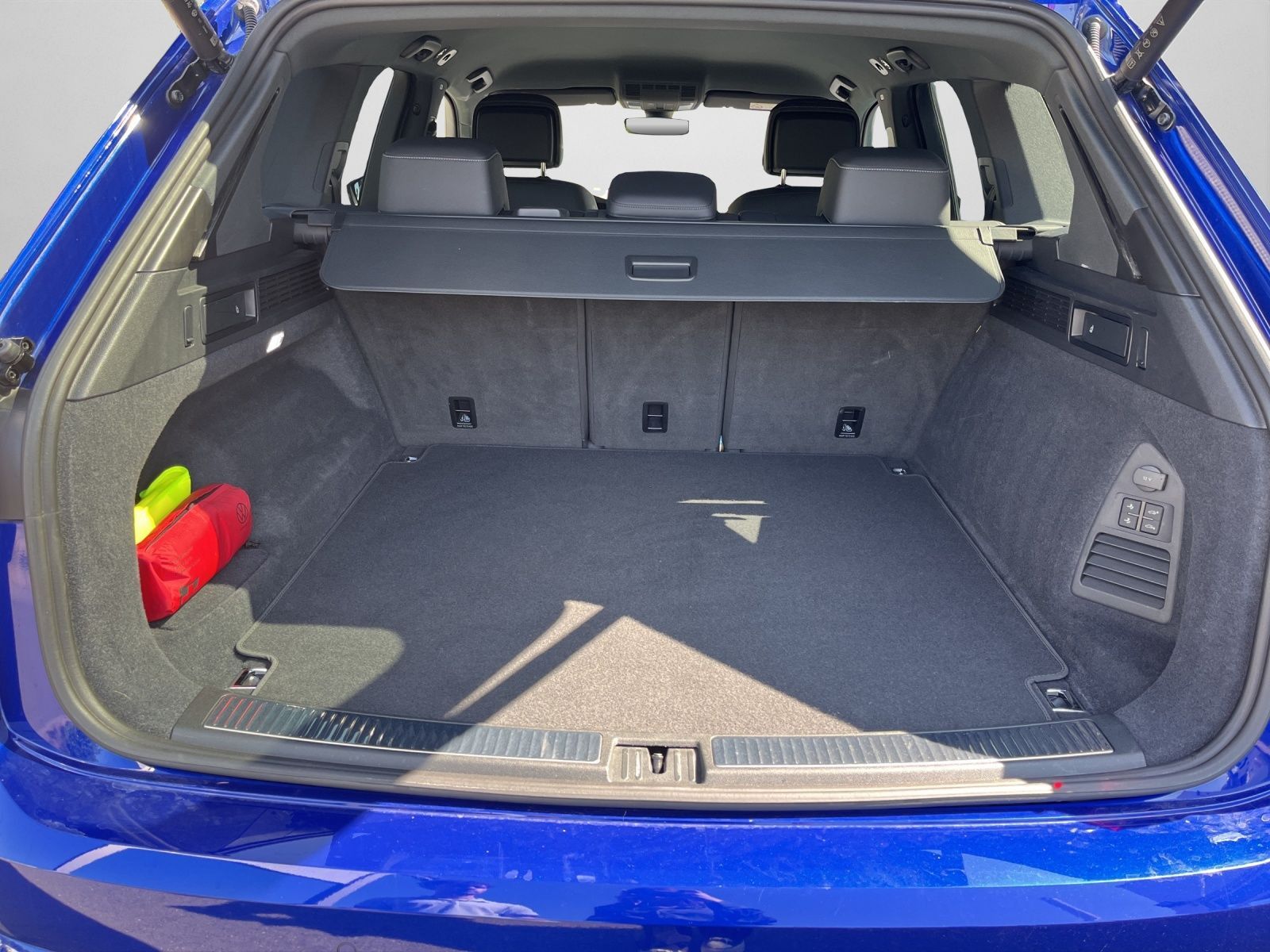 Volkswagen Touareg R-Line 3.0 TDI 4MOTION - Samsaru's Car Outlet