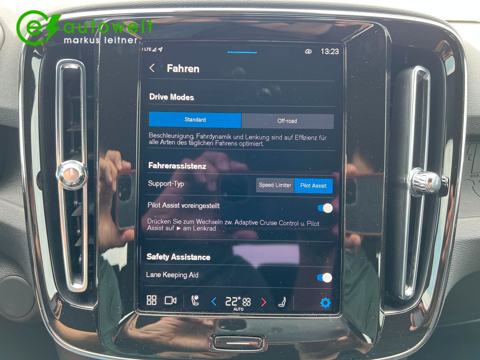 Volvo XC40 Plus Recharge Pure AWD - Samsaru's Car Outlet