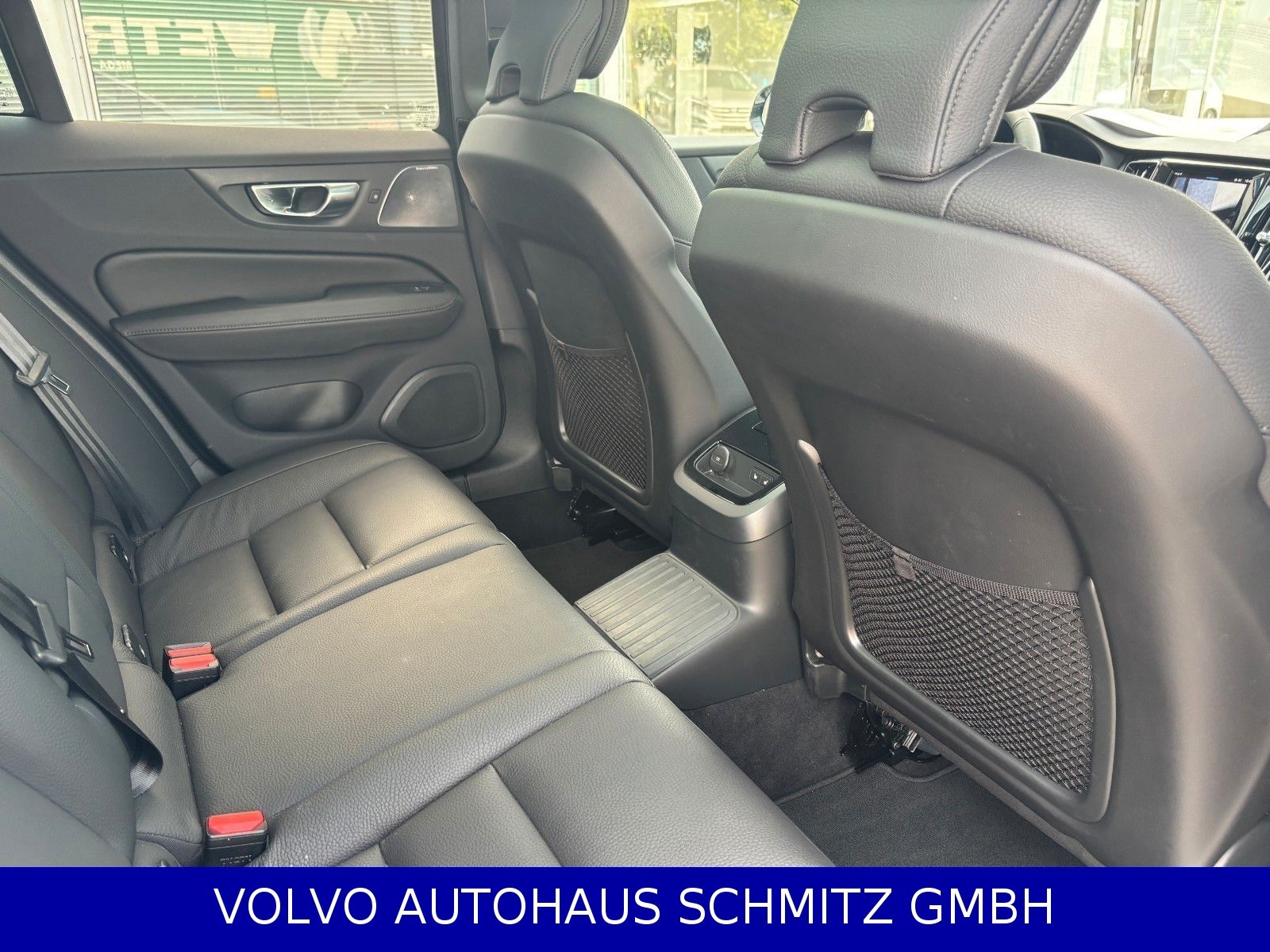 Volvo V60 T6 Ultra Dark Plug-In AWD Bowers AHK