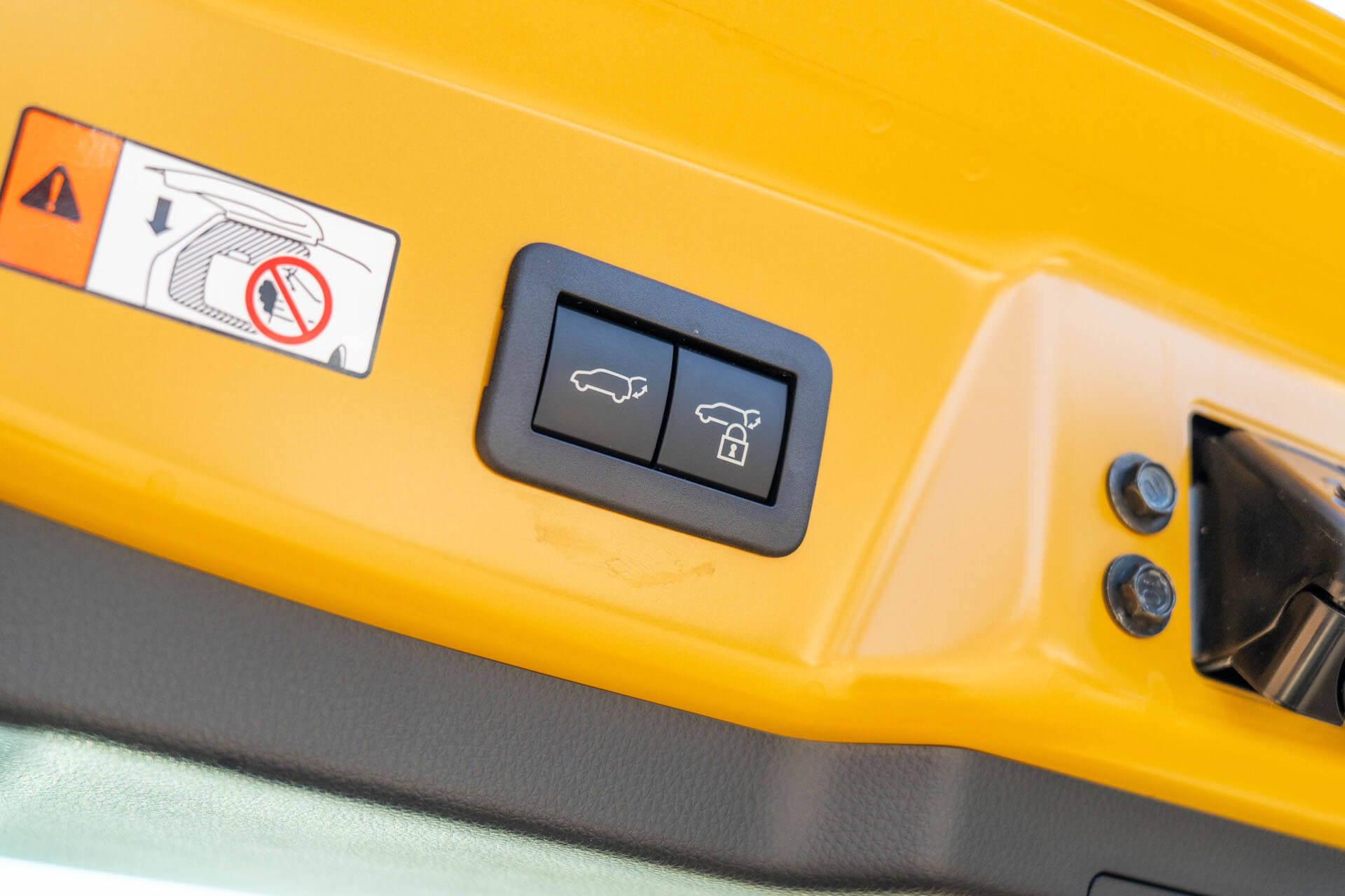 Toyota Prius PHEV 2.0 Style Plus - Samsaru's Car Outlet