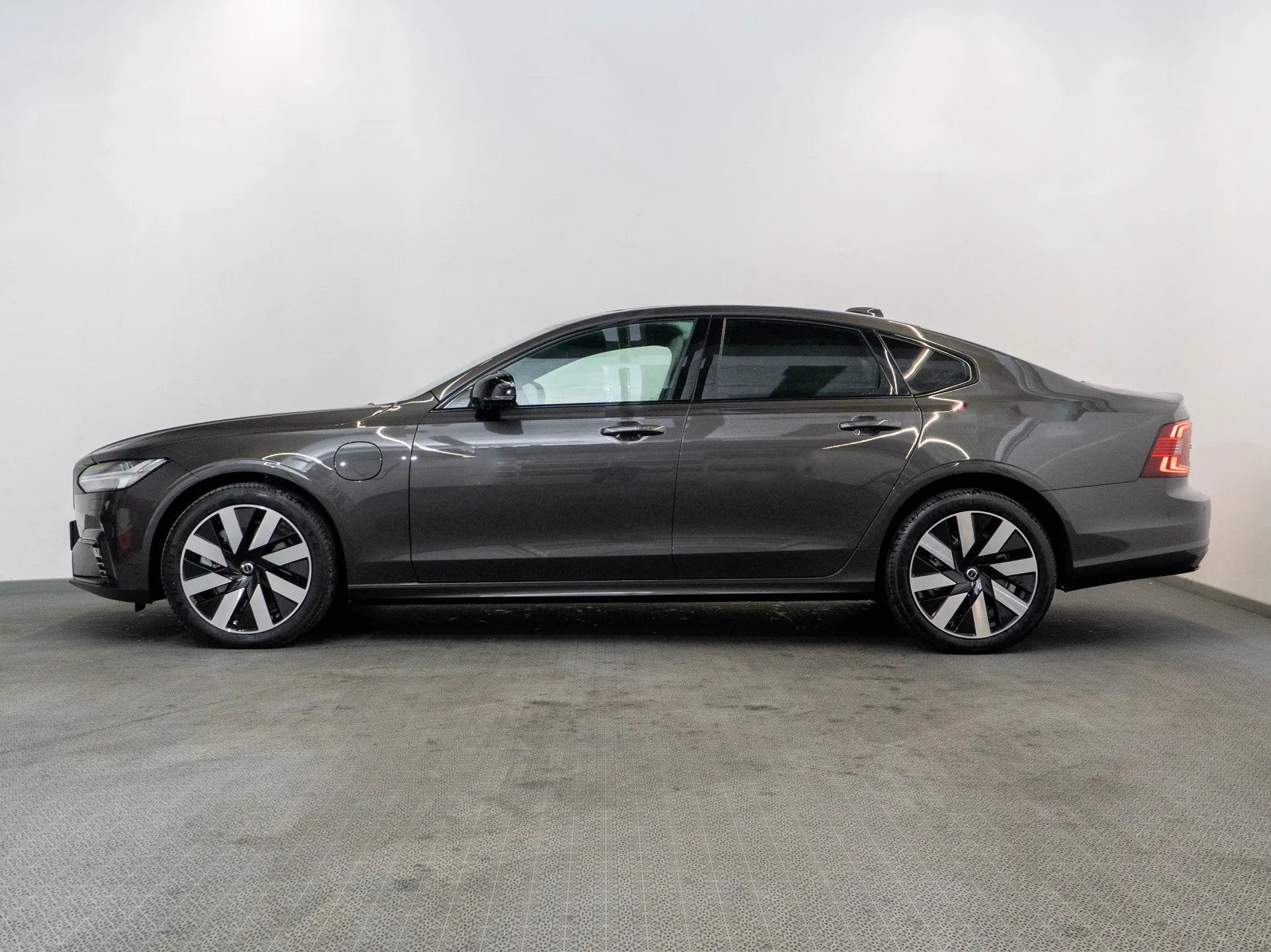 Volvo S90 ULTIMATE DARK 2.0 Hybrid Plug-In 310 CP Maro - Samsaru's Car Outlet