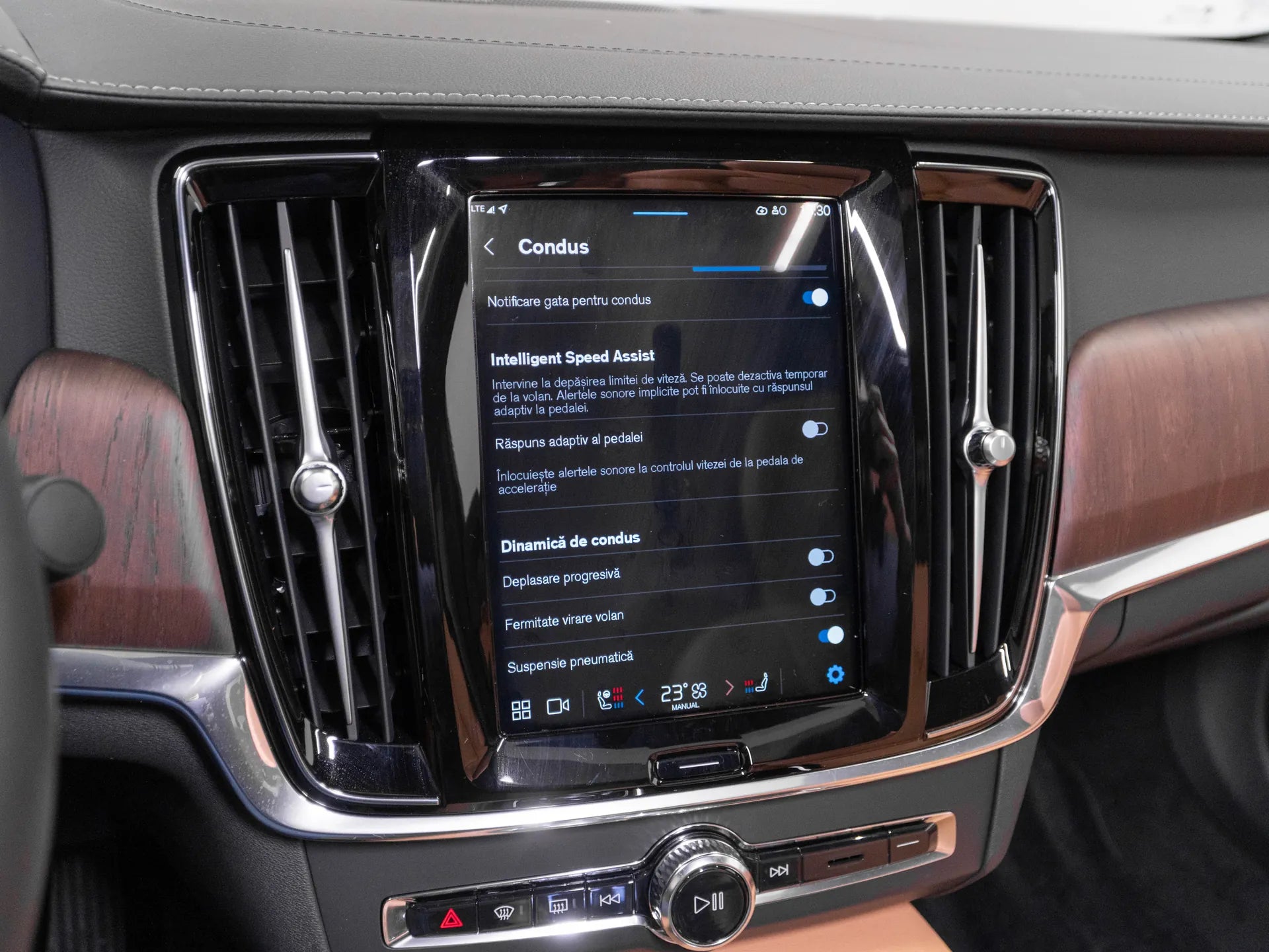 Volvo S90 ULTIMATE DARK 2.0 Hybrid Plug-In 310 CP Maro - Samsaru's Car Outlet