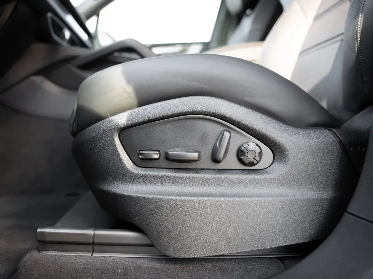 Porsche Cayenne E-Hybrid White - Samsaru's Car Outlet