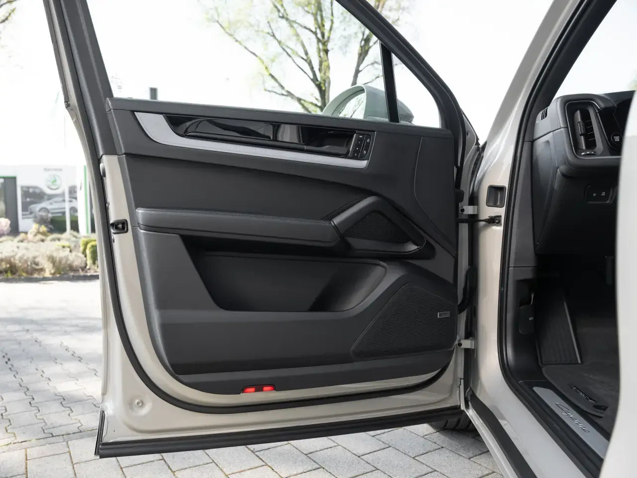 Porsche Cayenne E-Hybrid White - Samsaru's Car Outlet
