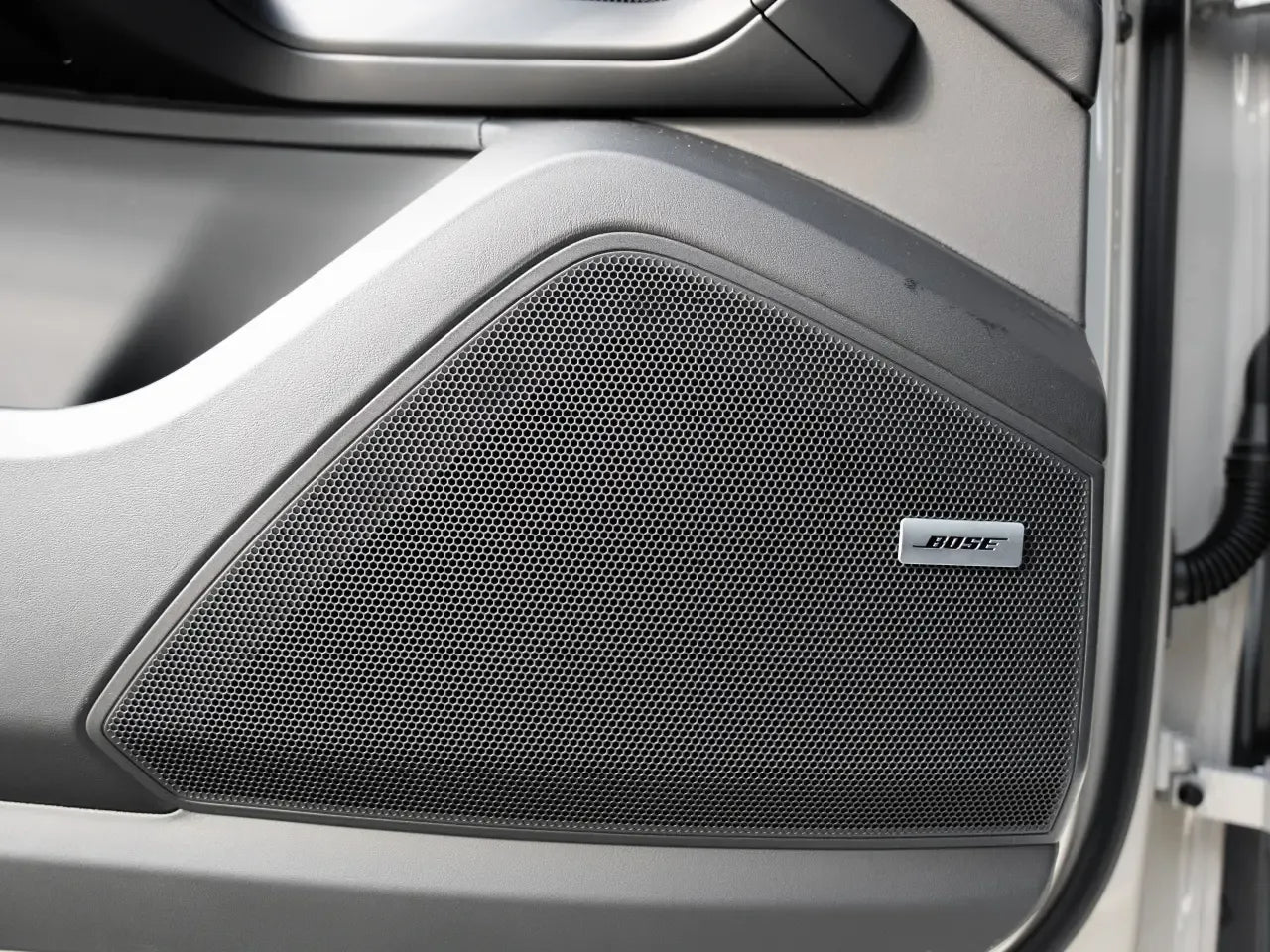 Porsche Cayenne E-Hybrid White - Samsaru's Car Outlet