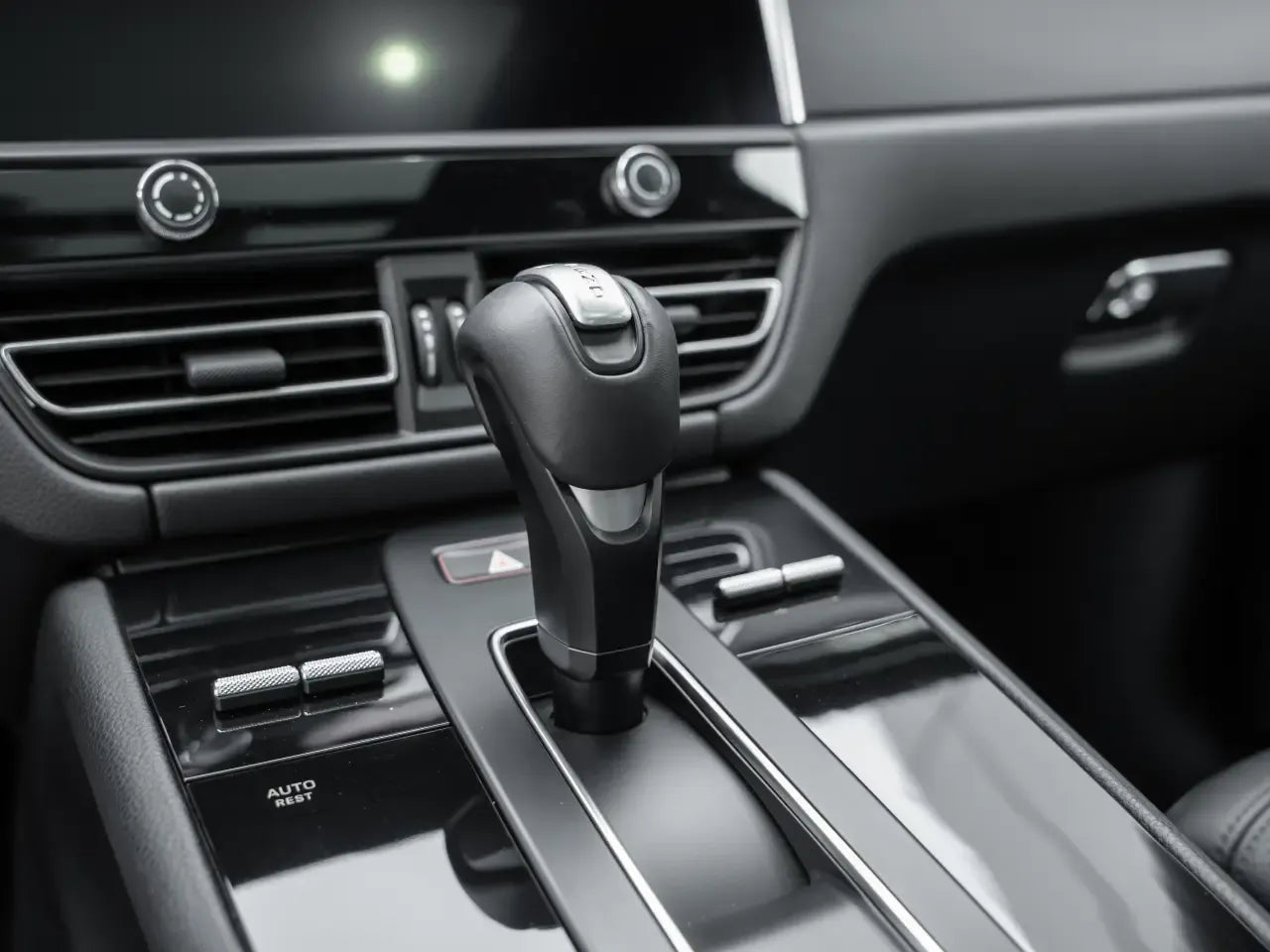 Porsche Macan 2.0 Benzina 265cp - Samsaru's Car Outlet