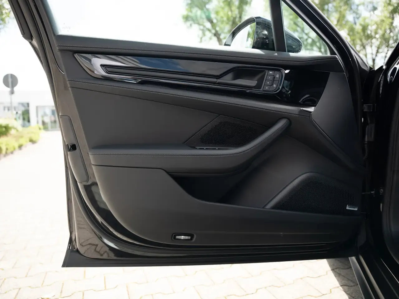 Porsche Panamera 4 - Samsaru's Car Outlet