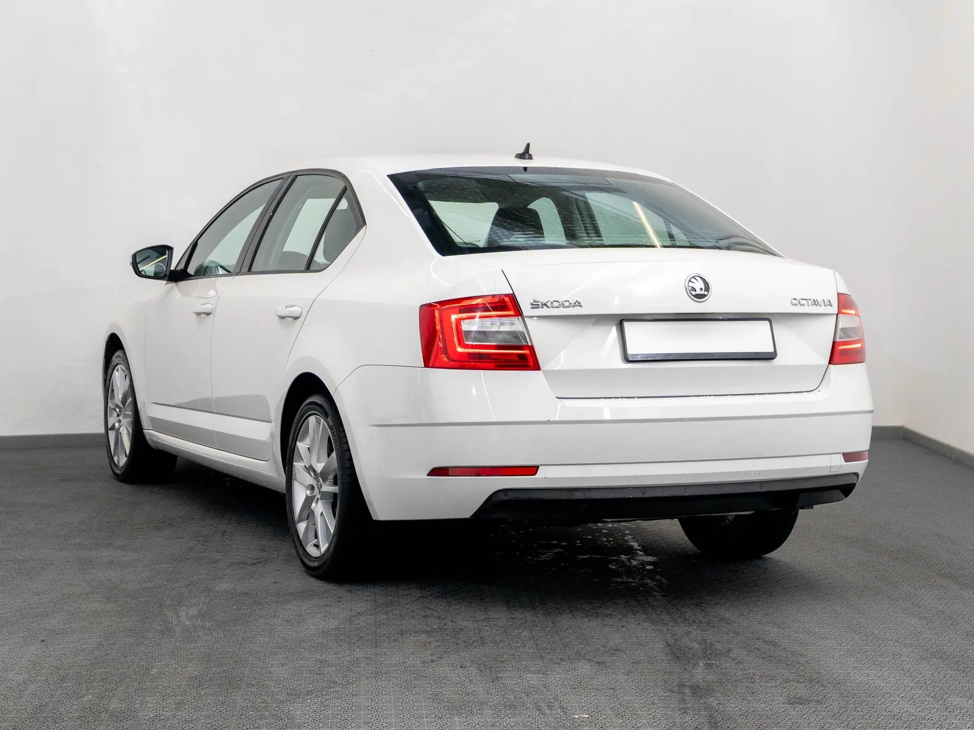 Skoda Octavia 1.6 Diesel 115 CP Alb - Samsaru's Car Outlet
