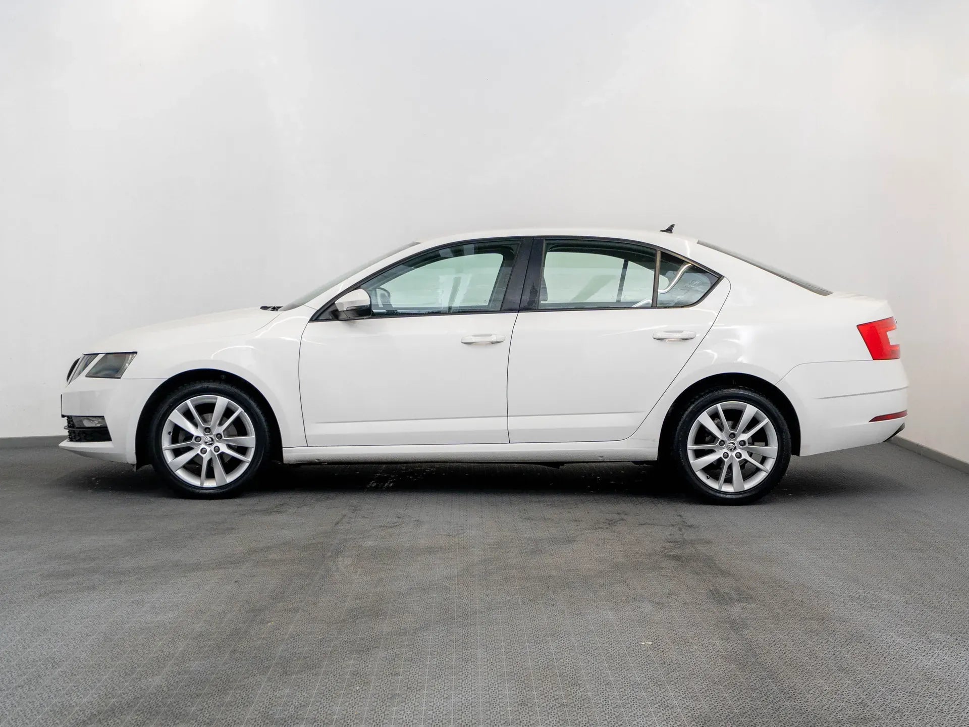 Skoda Octavia 1.6 Diesel 115 CP Alb - Samsaru's Car Outlet