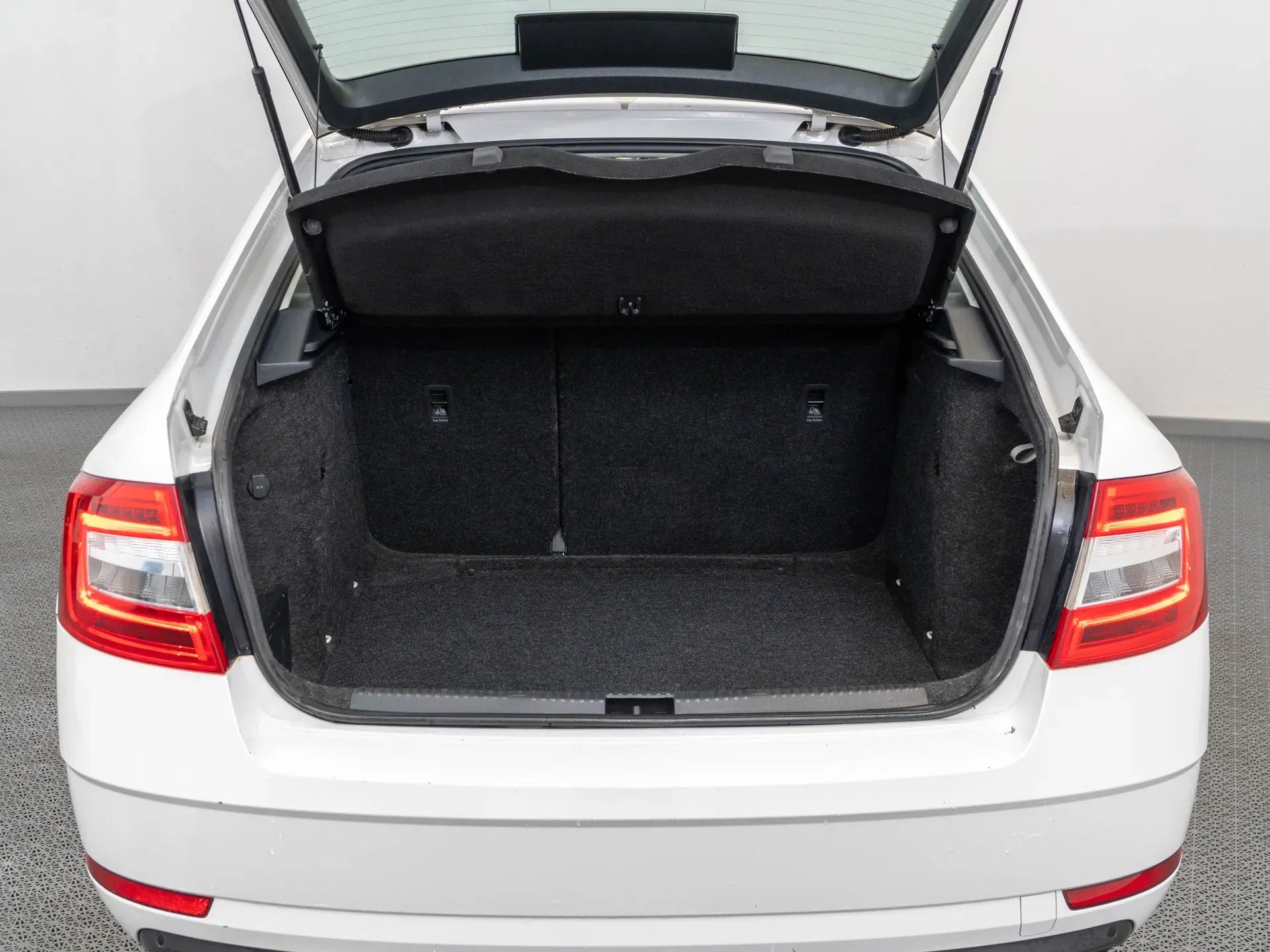 Skoda Octavia 1.6 Diesel 115 CP Alb - Samsaru's Car Outlet