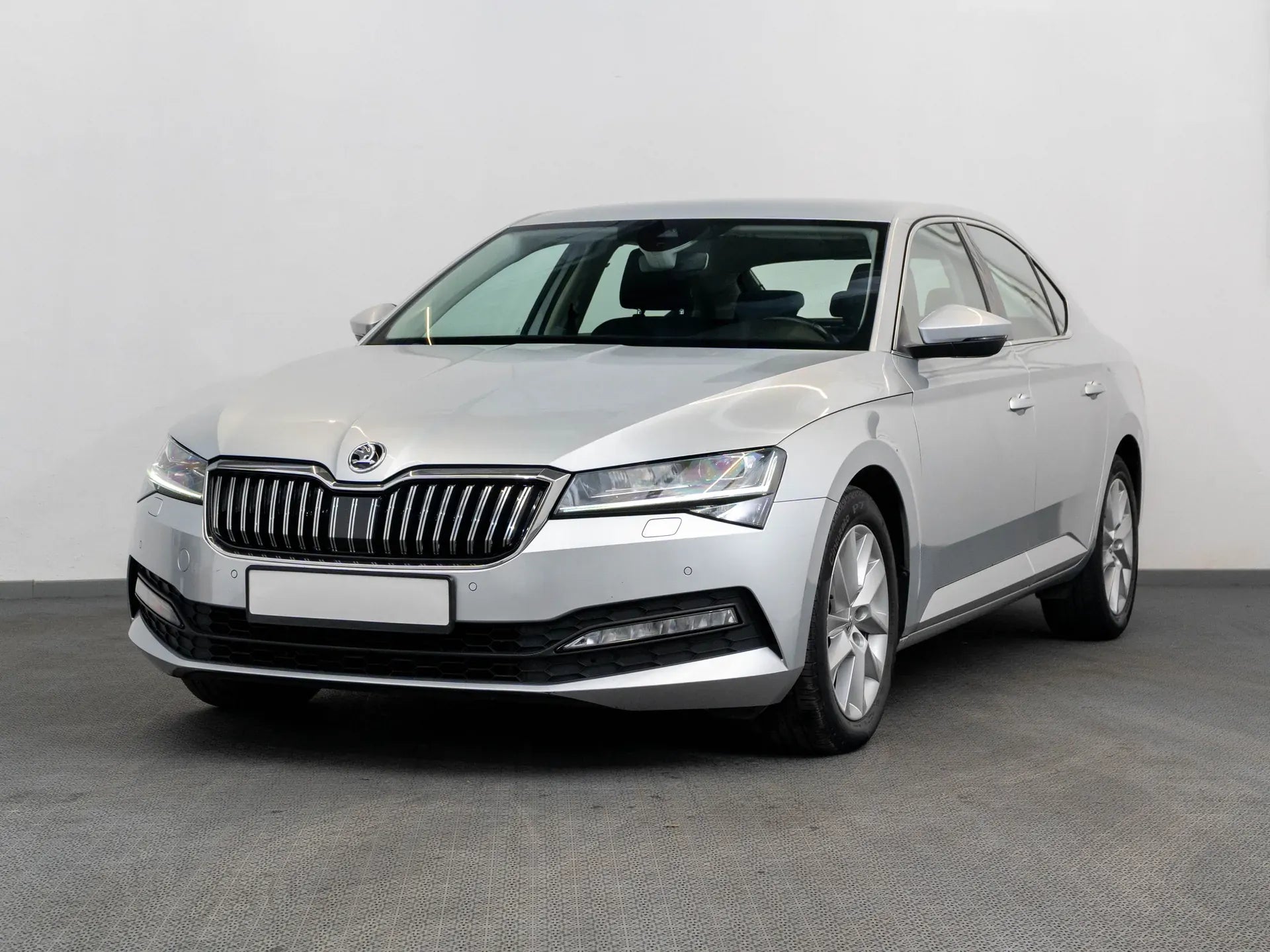 Skoda Superb Ambition 2.0 Diesel 190 CP Argintiu (dublu ambreiaj) - Samsaru's Car Outlet