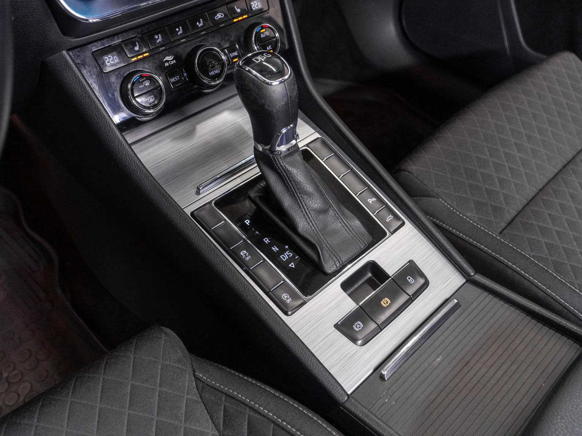 Skoda Superb Ambition 2.0 Diesel 190 CP Argintiu (dublu ambreiaj) - Samsaru's Car Outlet