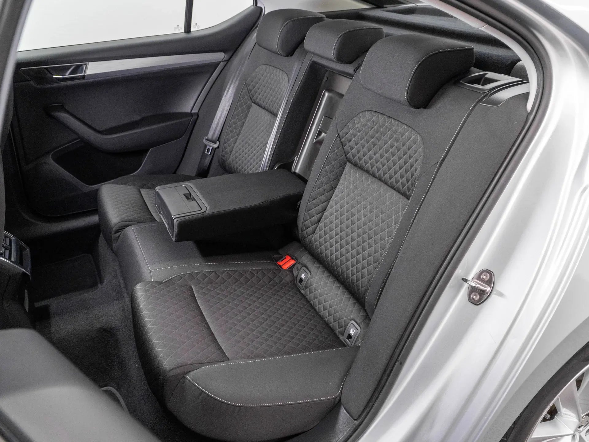 Skoda Superb Ambition 2.0 Diesel 190 CP Argintiu (dublu ambreiaj) - Samsaru's Car Outlet