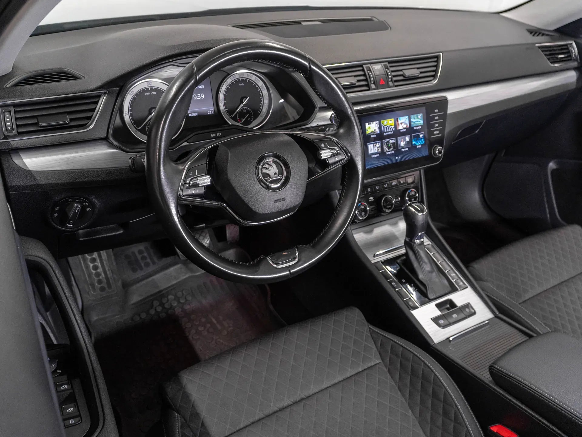 Skoda Superb Ambition 2.0 Diesel 190 CP Argintiu (dublu ambreiaj) - Samsaru's Car Outlet