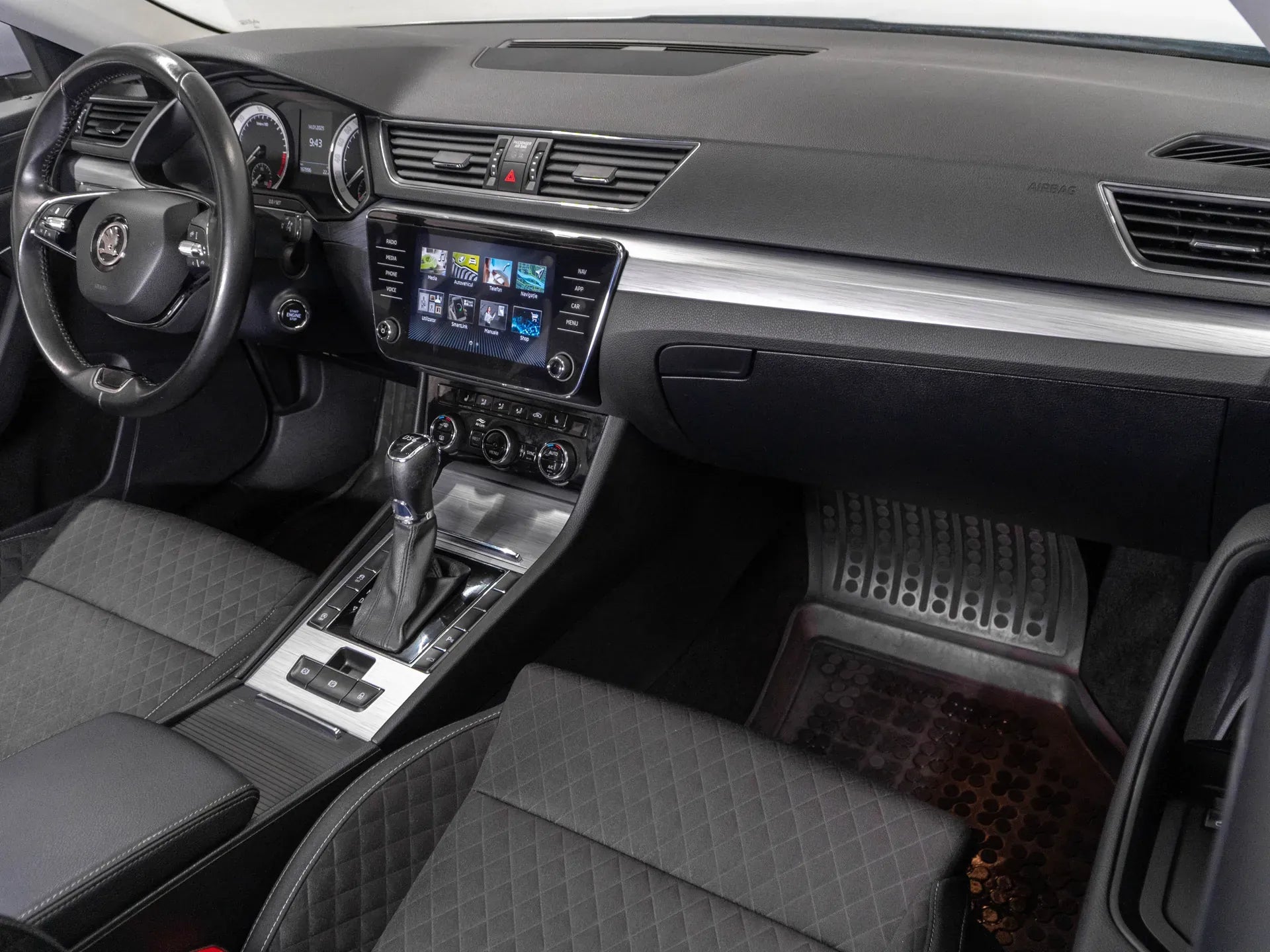 Skoda Superb Ambition 2.0 Diesel 190 CP Argintiu (dublu ambreiaj) - Samsaru's Car Outlet