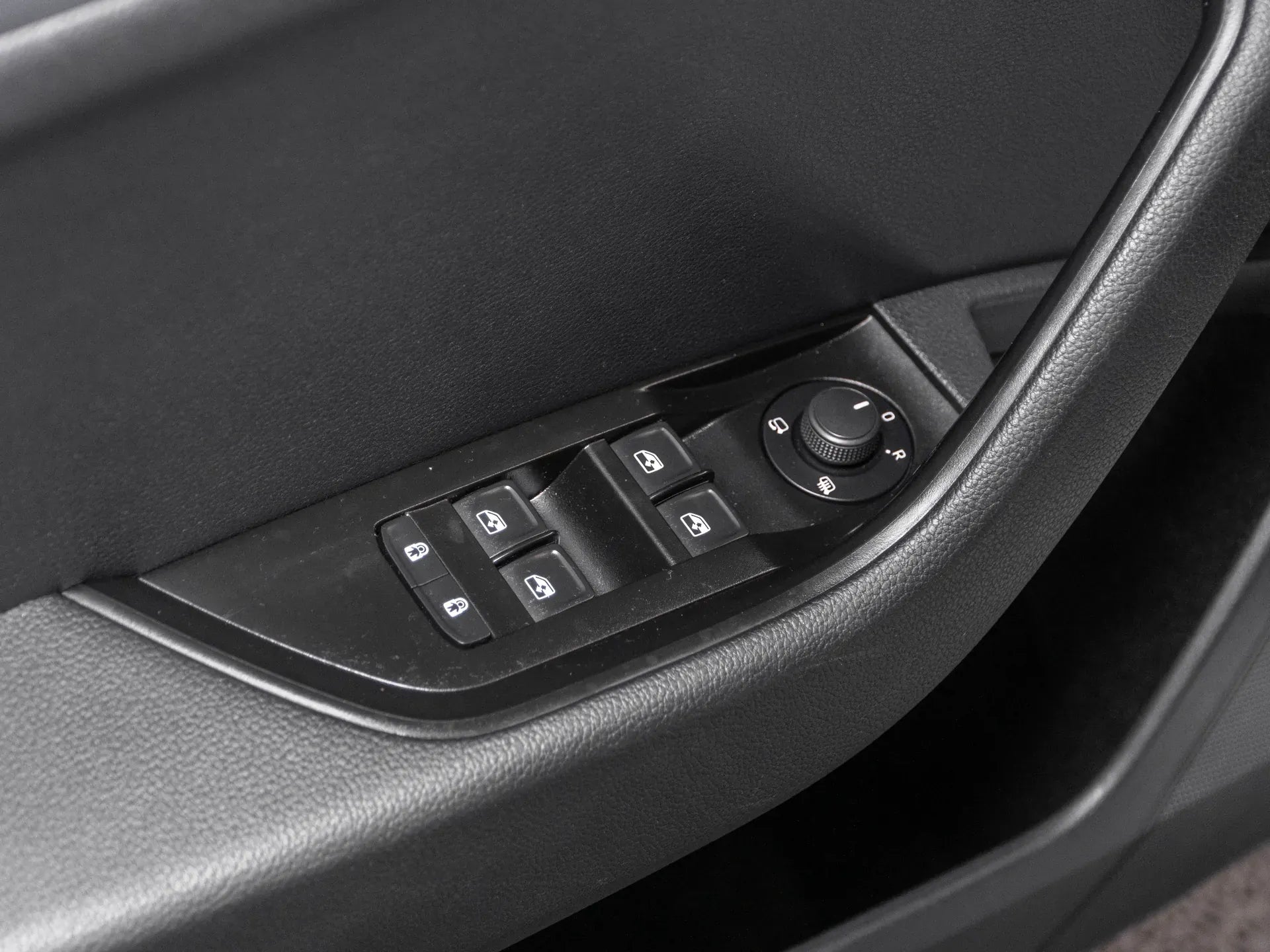 Skoda Superb Ambition 2.0 Diesel 190 CP Argintiu (dublu ambreiaj) - Samsaru's Car Outlet