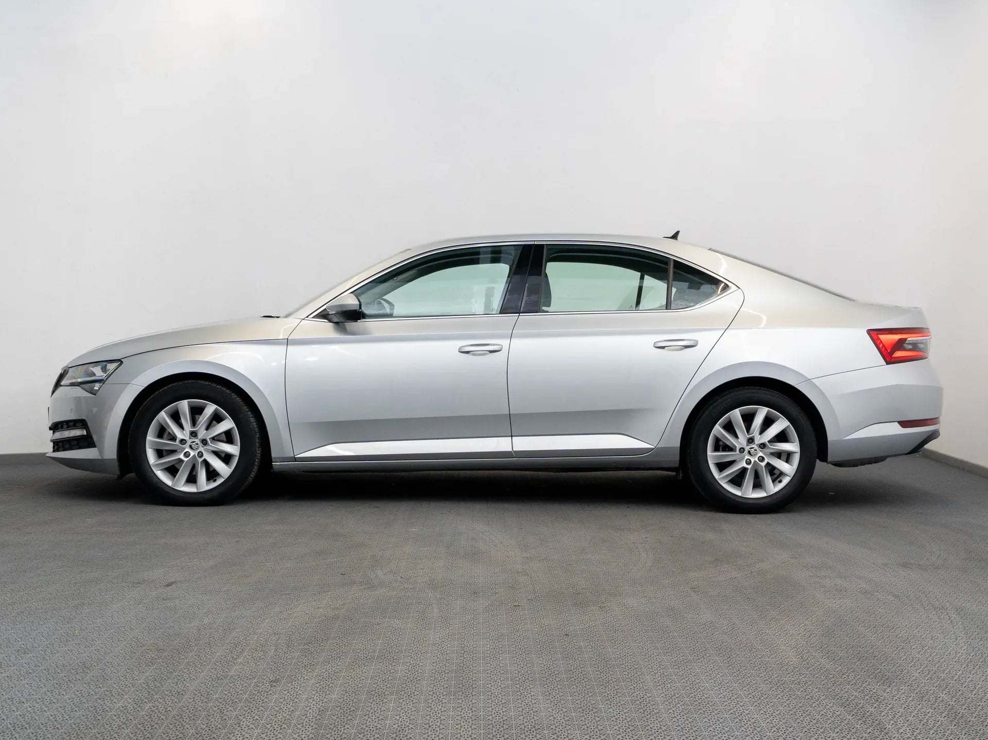 Skoda Superb Ambition 2.0 Diesel 190 CP Argintiu (dublu ambreiaj) - Samsaru's Car Outlet