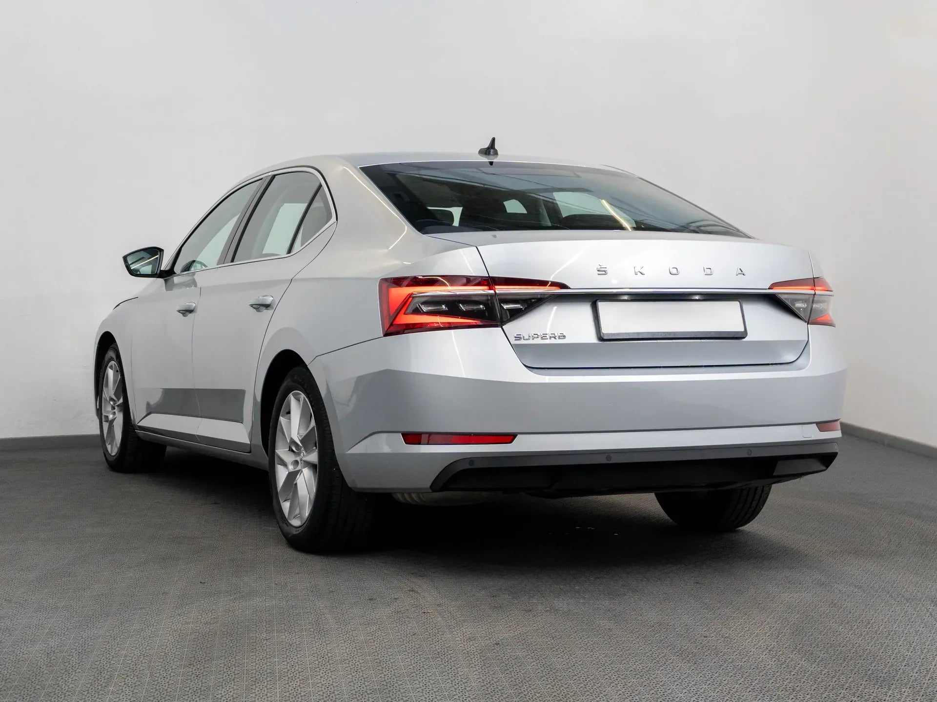 Skoda Superb Ambition 2.0 Diesel 190 CP Argintiu (dublu ambreiaj) - Samsaru's Car Outlet