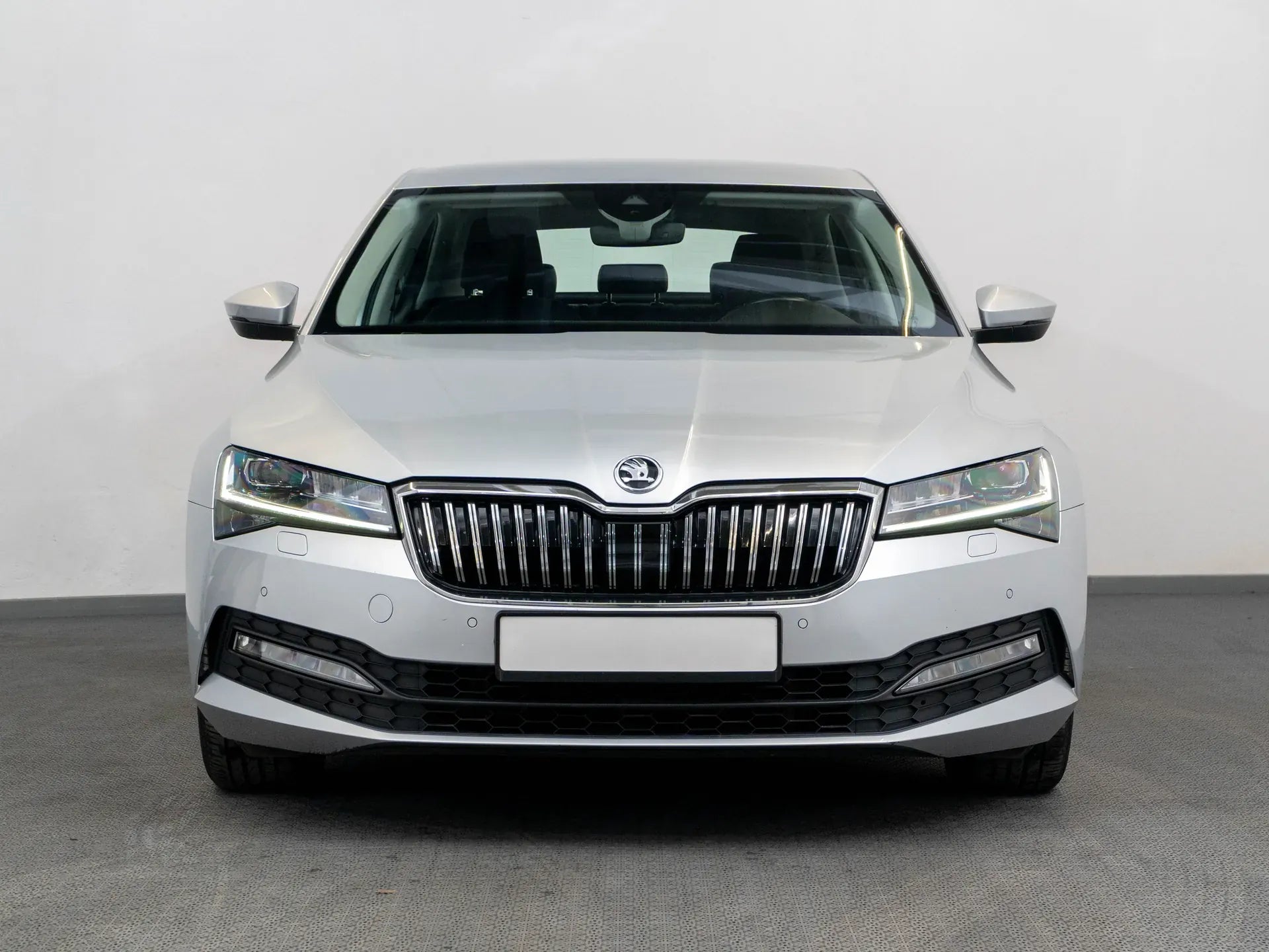 Skoda Superb Ambition 2.0 Diesel 190 CP Argintiu (dublu ambreiaj) - Samsaru's Car Outlet