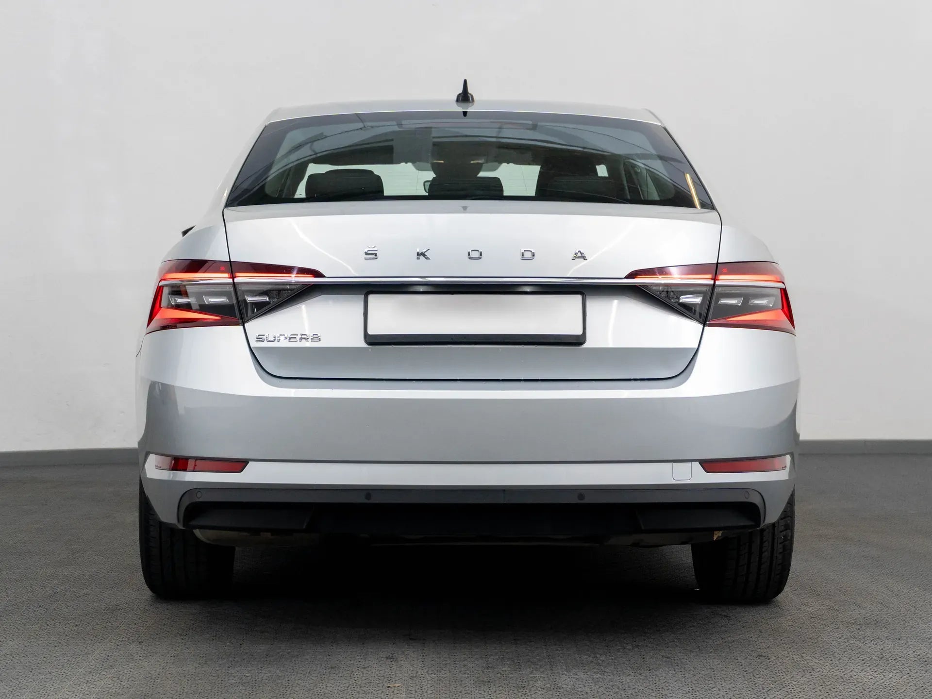 Skoda Superb Ambition 2.0 Diesel 190 CP Argintiu (dublu ambreiaj) - Samsaru's Car Outlet