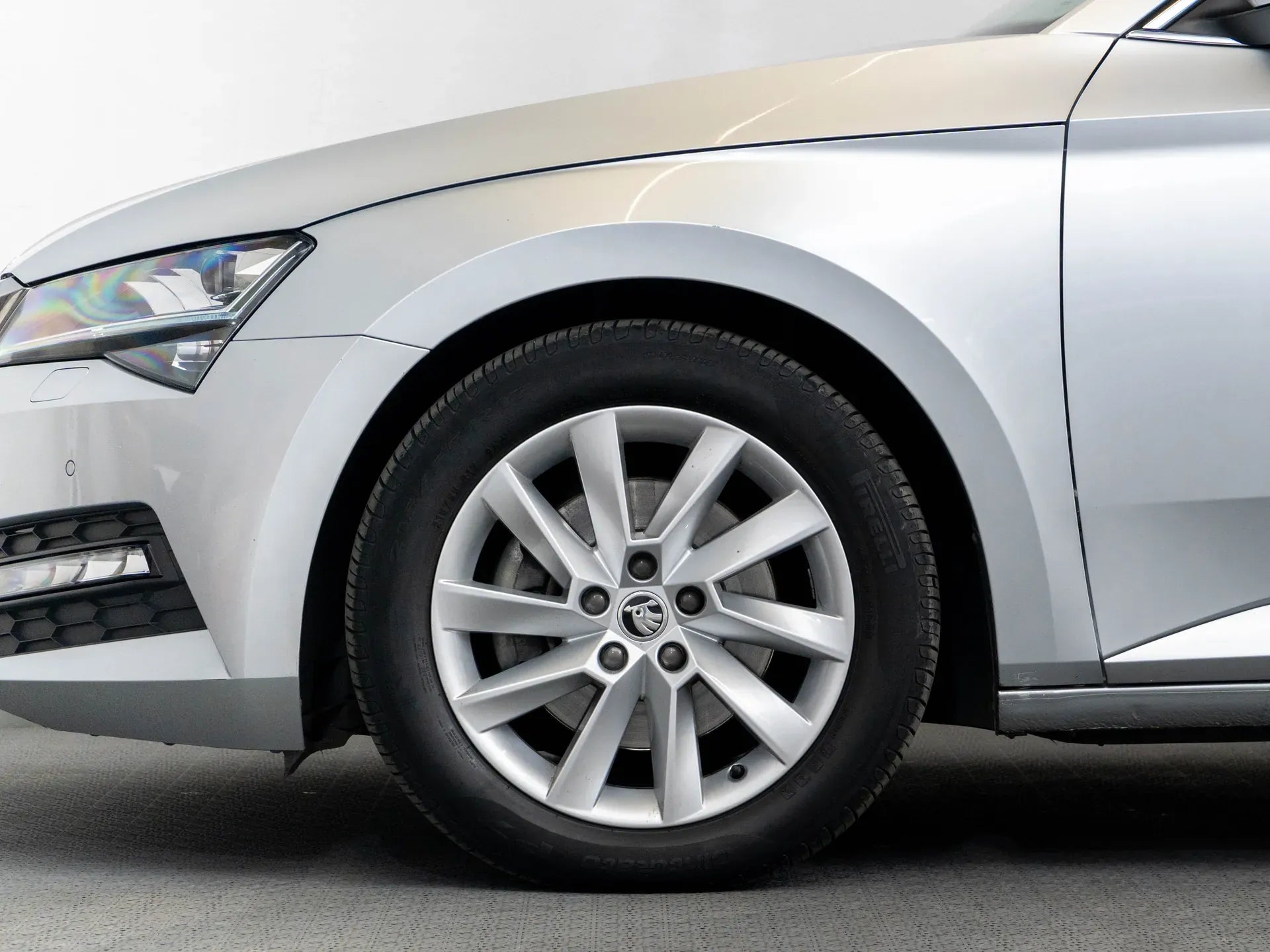 Skoda Superb Ambition 2.0 Diesel 190 CP Argintiu (dublu ambreiaj) - Samsaru's Car Outlet