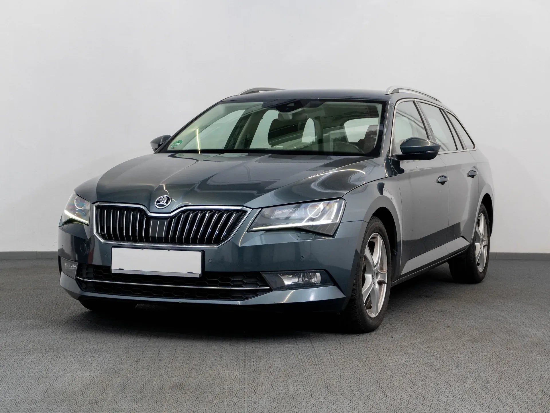 Skoda Superb 2.0 Diesel 190 CP Gri - Samsaru's Car Outlet