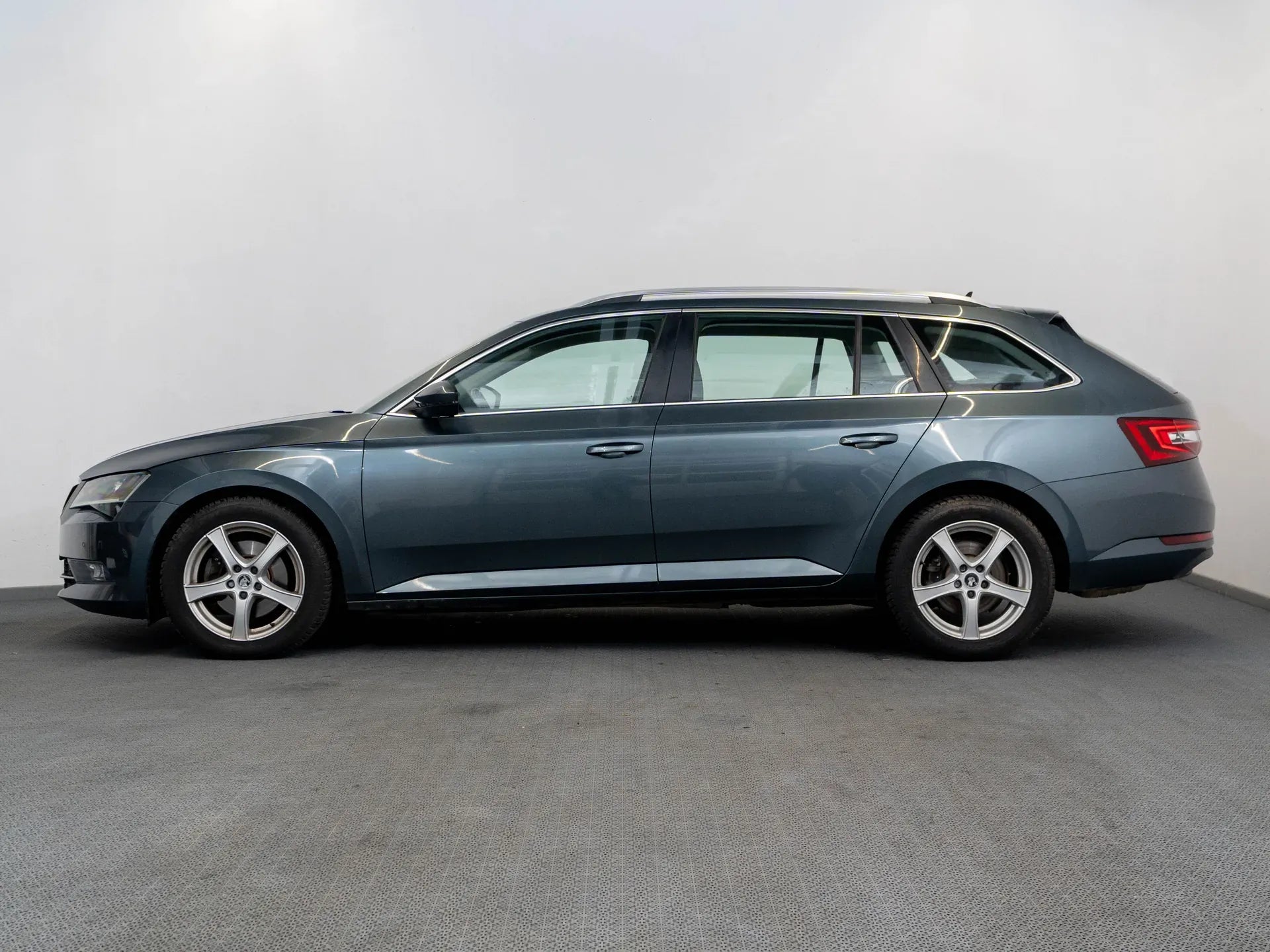 Skoda Superb 2.0 Diesel 190 CP Gri - Samsaru's Car Outlet