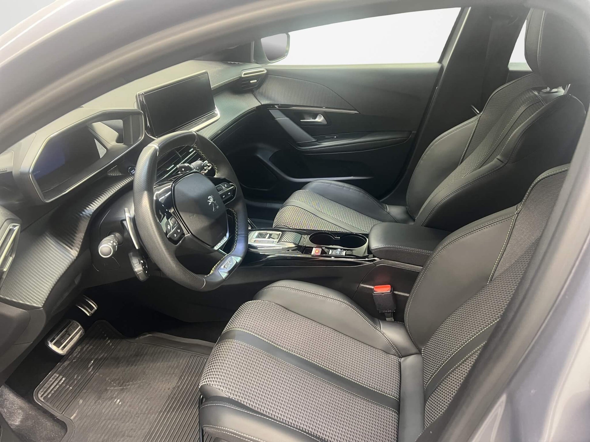 Peugeot 208 GT-Line 1.2 Benzina 133 CP Gri - Samsaru's Car Outlet