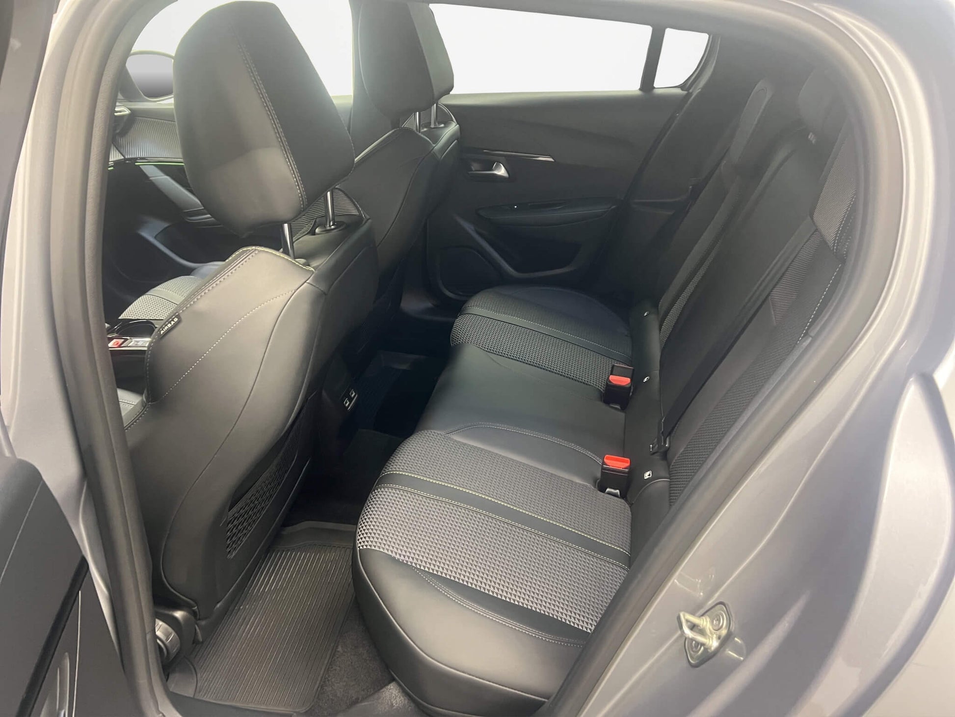 Peugeot 208 GT-Line 1.2 Benzina 133 CP Gri - Samsaru's Car Outlet