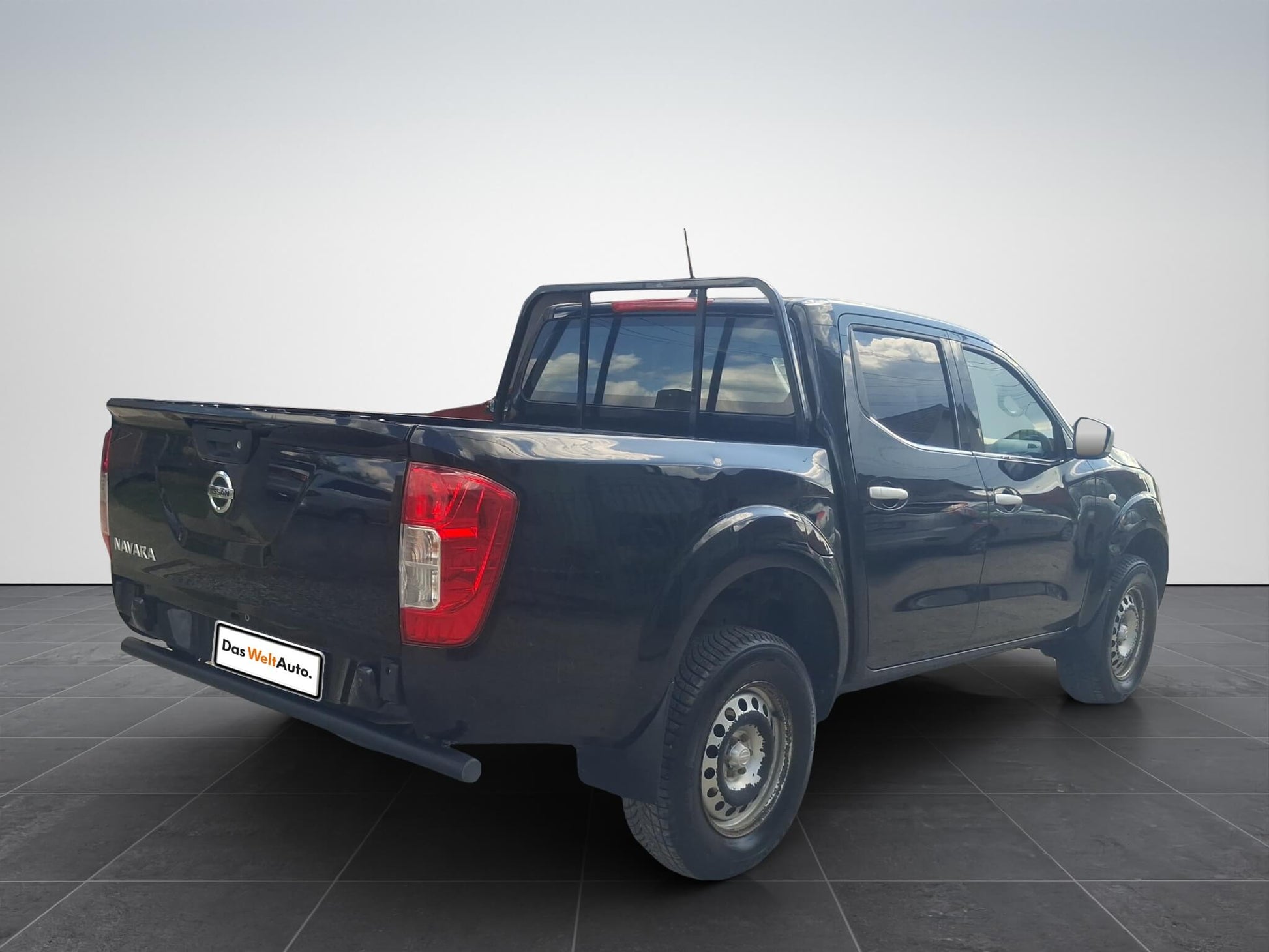 Nissan Navara Acenta Double Cab 4x4 2.3 dCi - Samsaru's Car Outlet