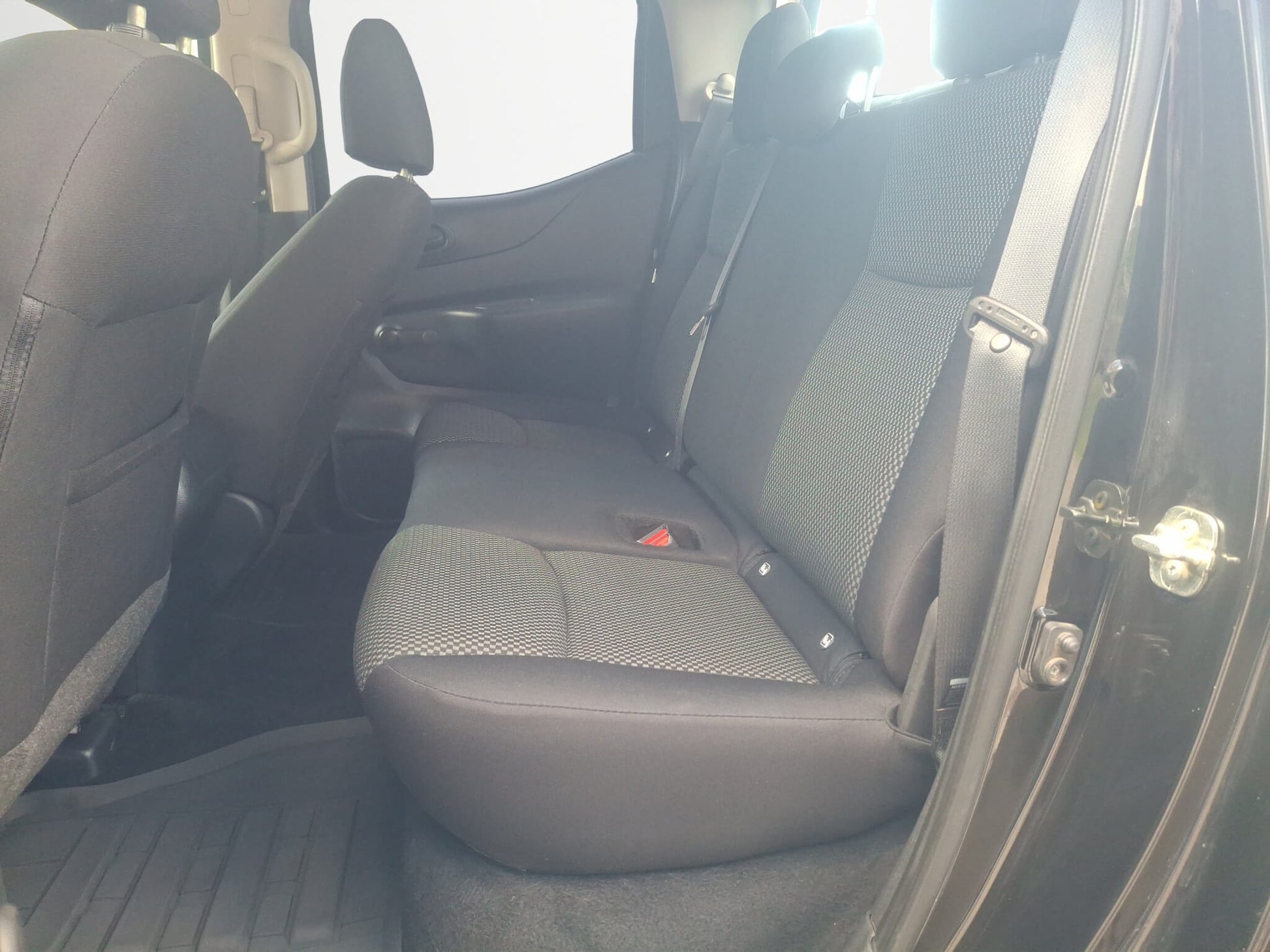Nissan Navara Acenta Double Cab 4x4 2.3 dCi - Samsaru's Car Outlet