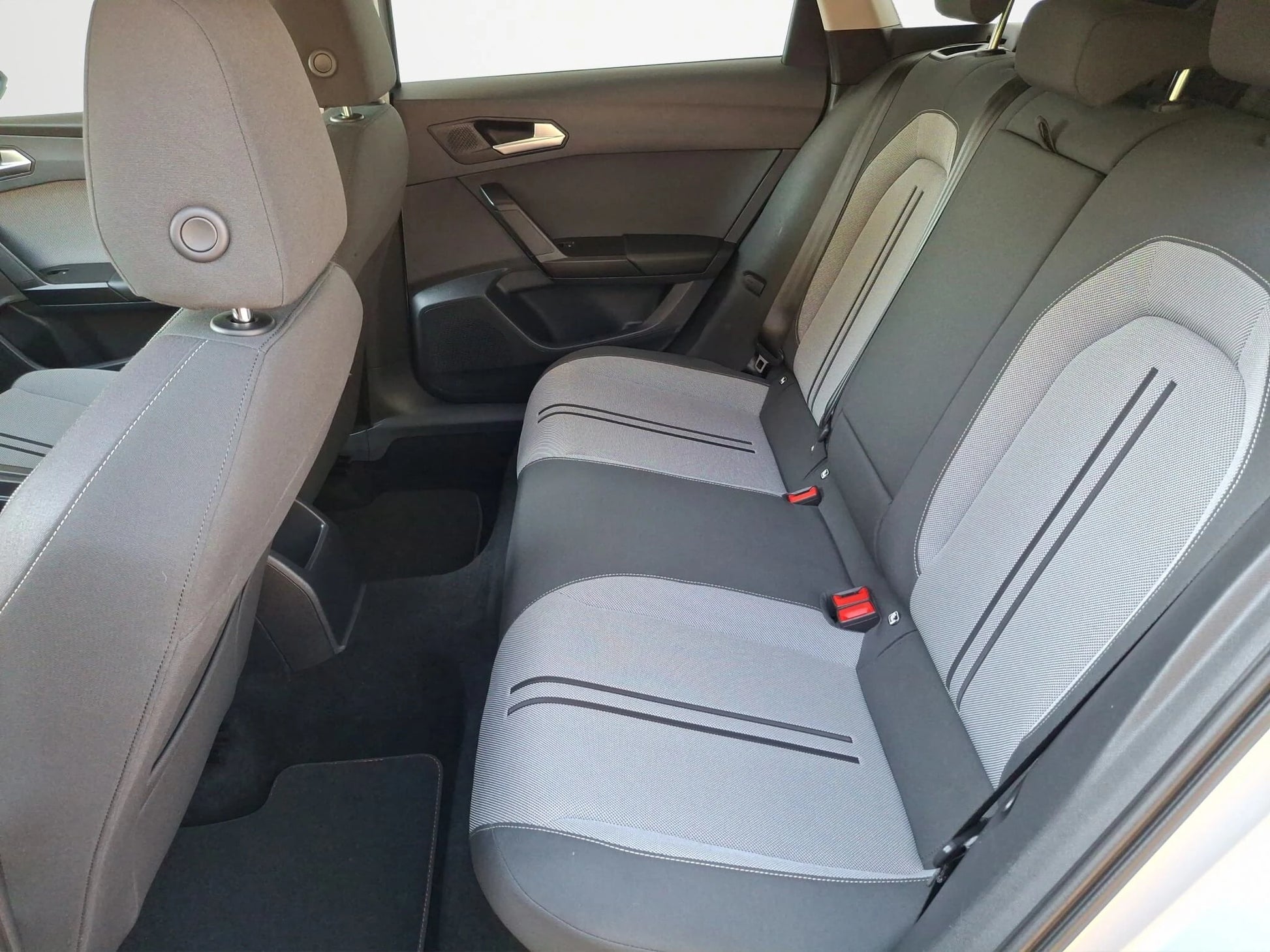 Seat Leon Kombi Style 2.0 TDI DSG - Samsaru's Car Outlet