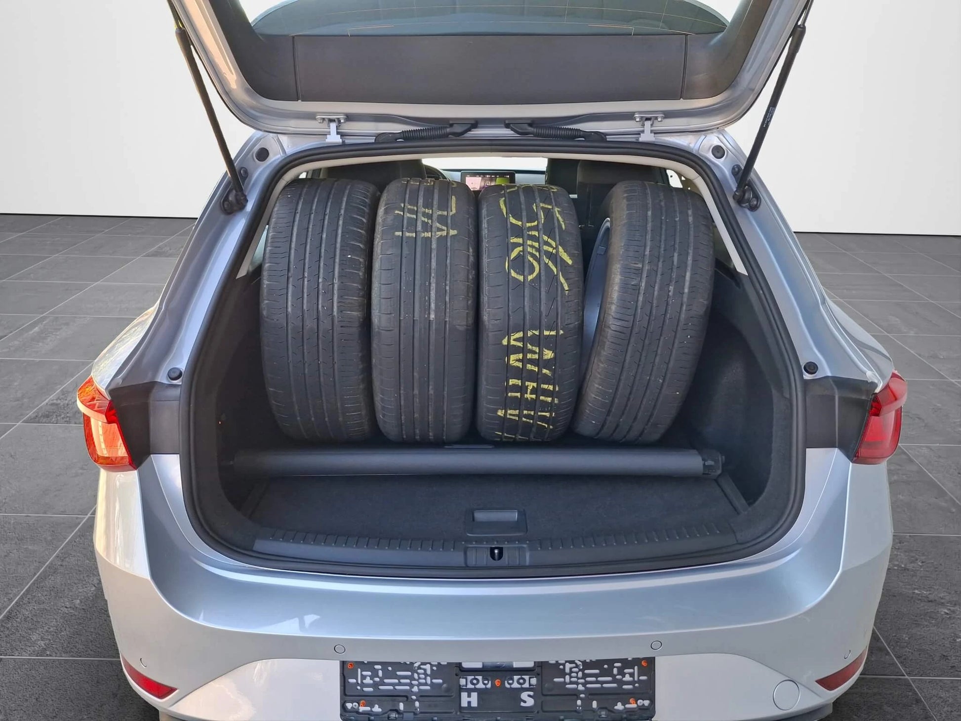 Seat Leon Kombi Style 2.0 TDI DSG - Samsaru's Car Outlet