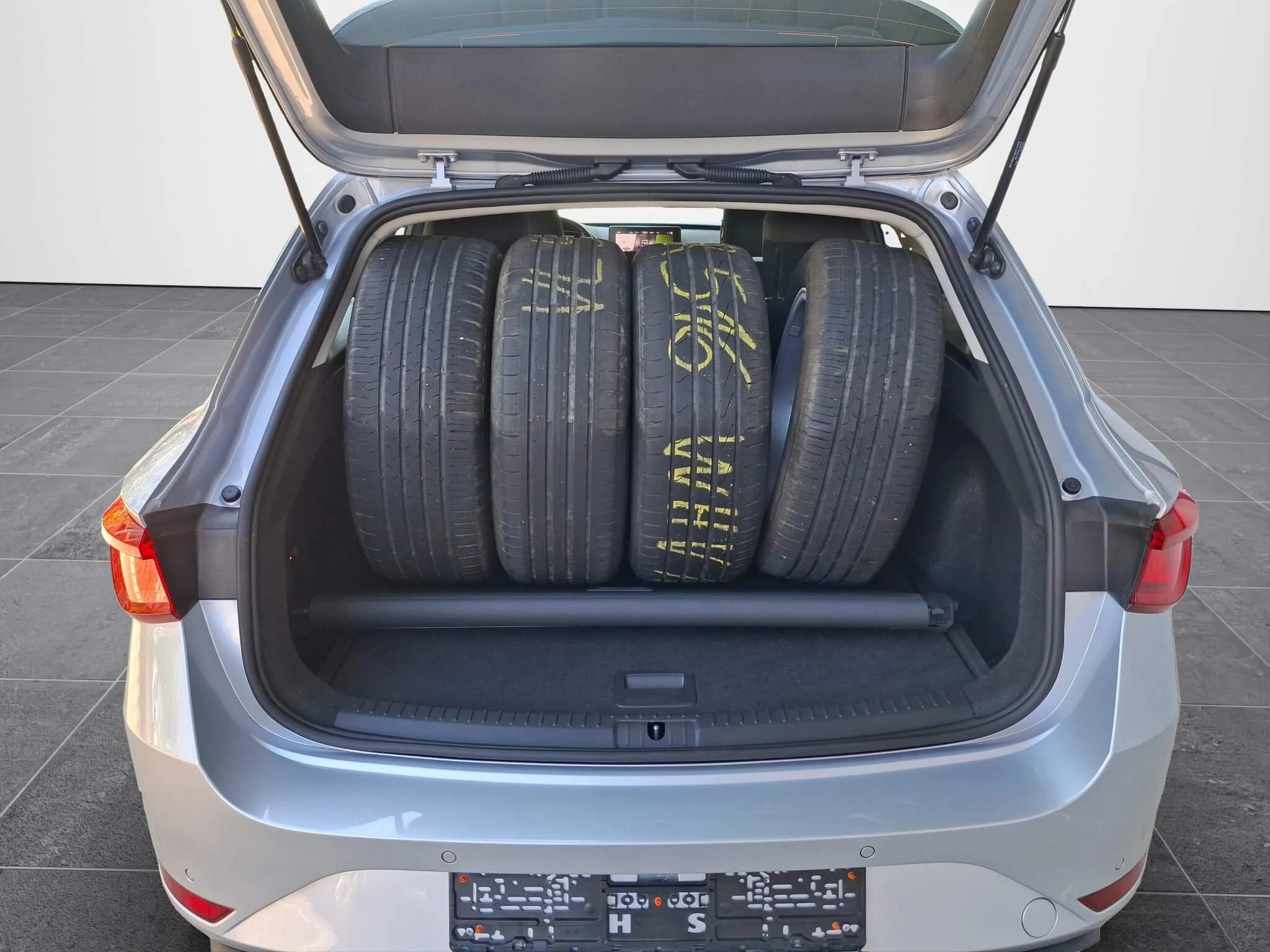 Seat Leon Kombi Style 2.0 TDI DSG - Samsaru's Car Outlet