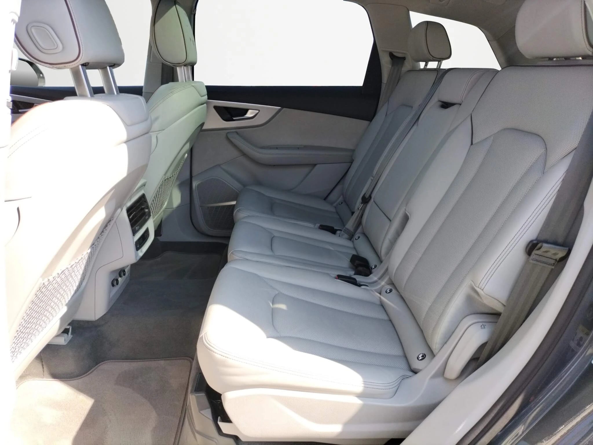 Audi Q7 S line 55 TFSIe quattro - Samsaru's Car Outlet