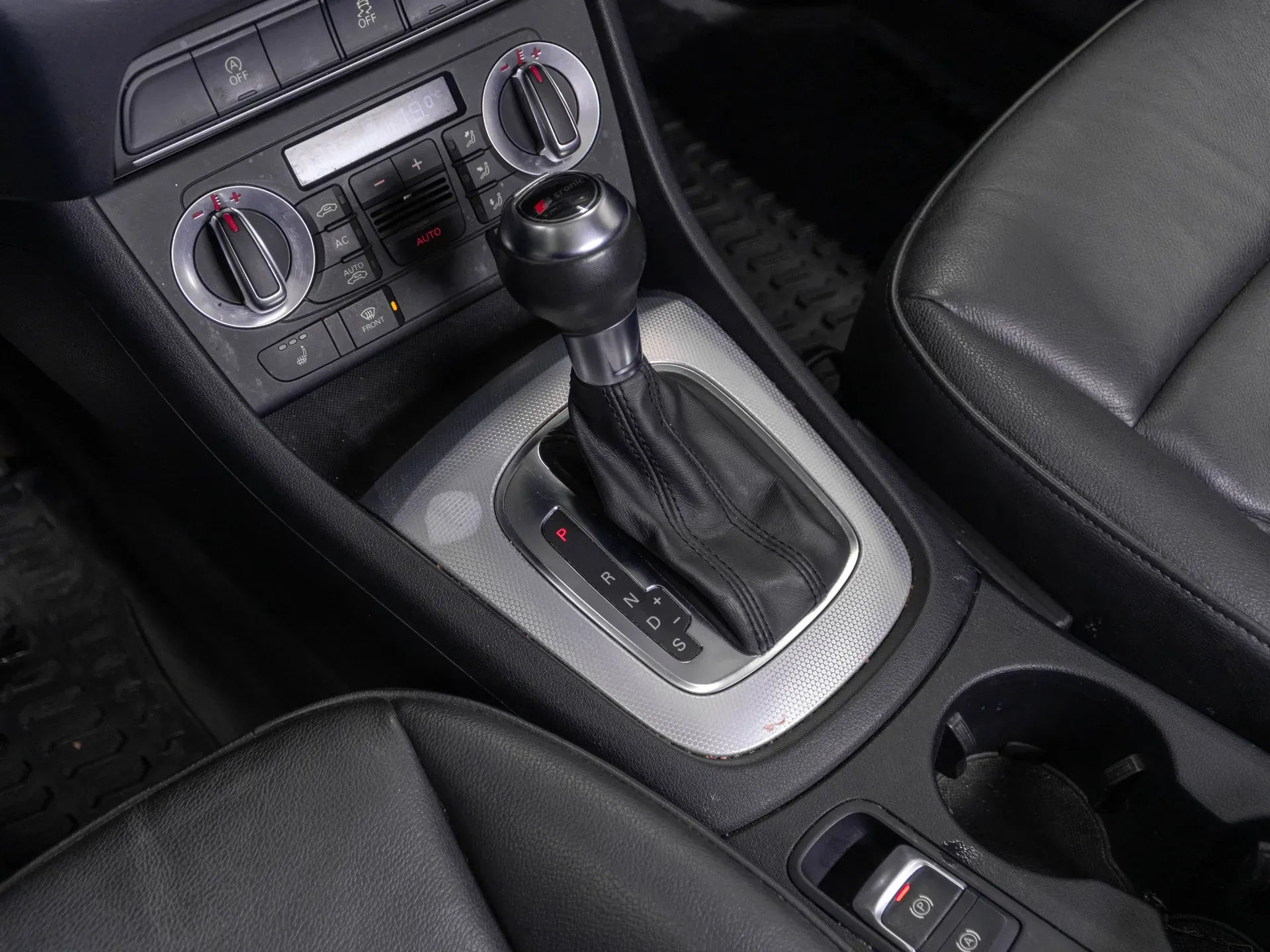 Audi Q3 2.0 Diesel 177 CP Gri - Samsaru's Car Outlet