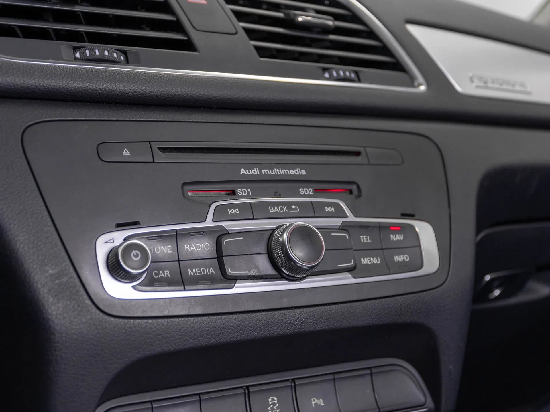 Audi Q3 2.0 Diesel 177 CP Gri - Samsaru's Car Outlet