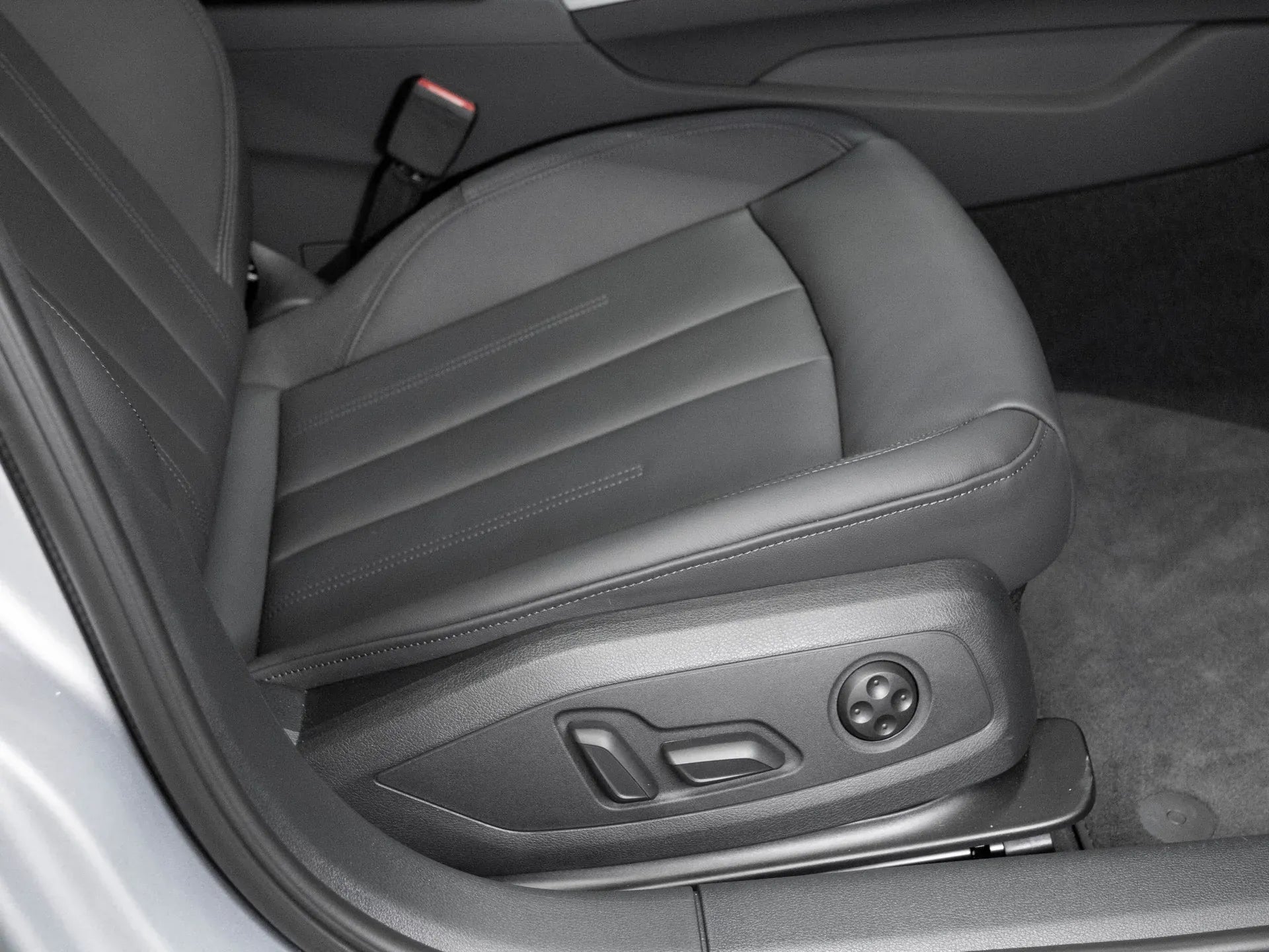 Audi A4 Advanced 40 TDI quattro - Samsaru's Car Outlet
