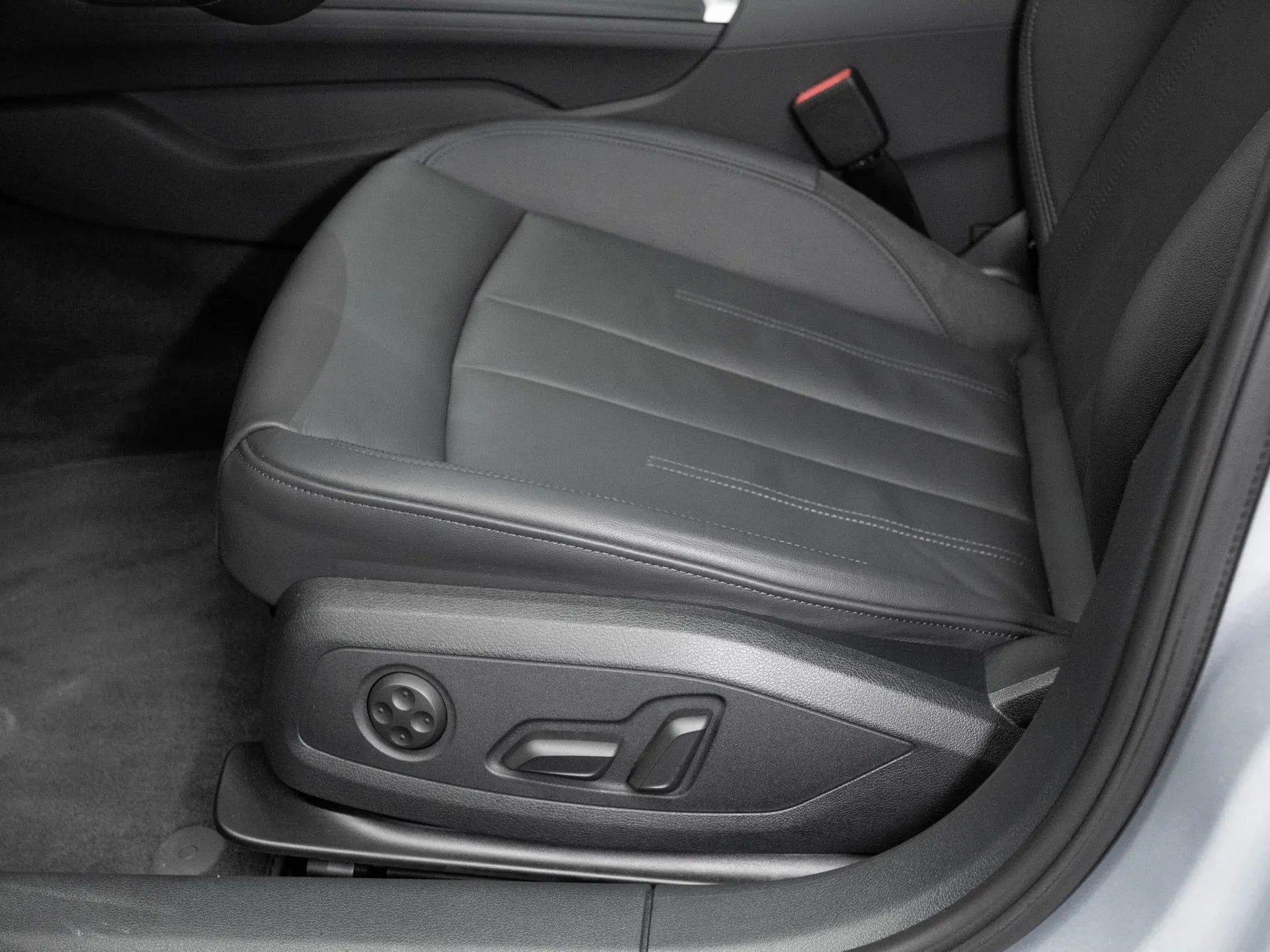 Audi A4 Advanced 40 TDI quattro - Samsaru's Car Outlet