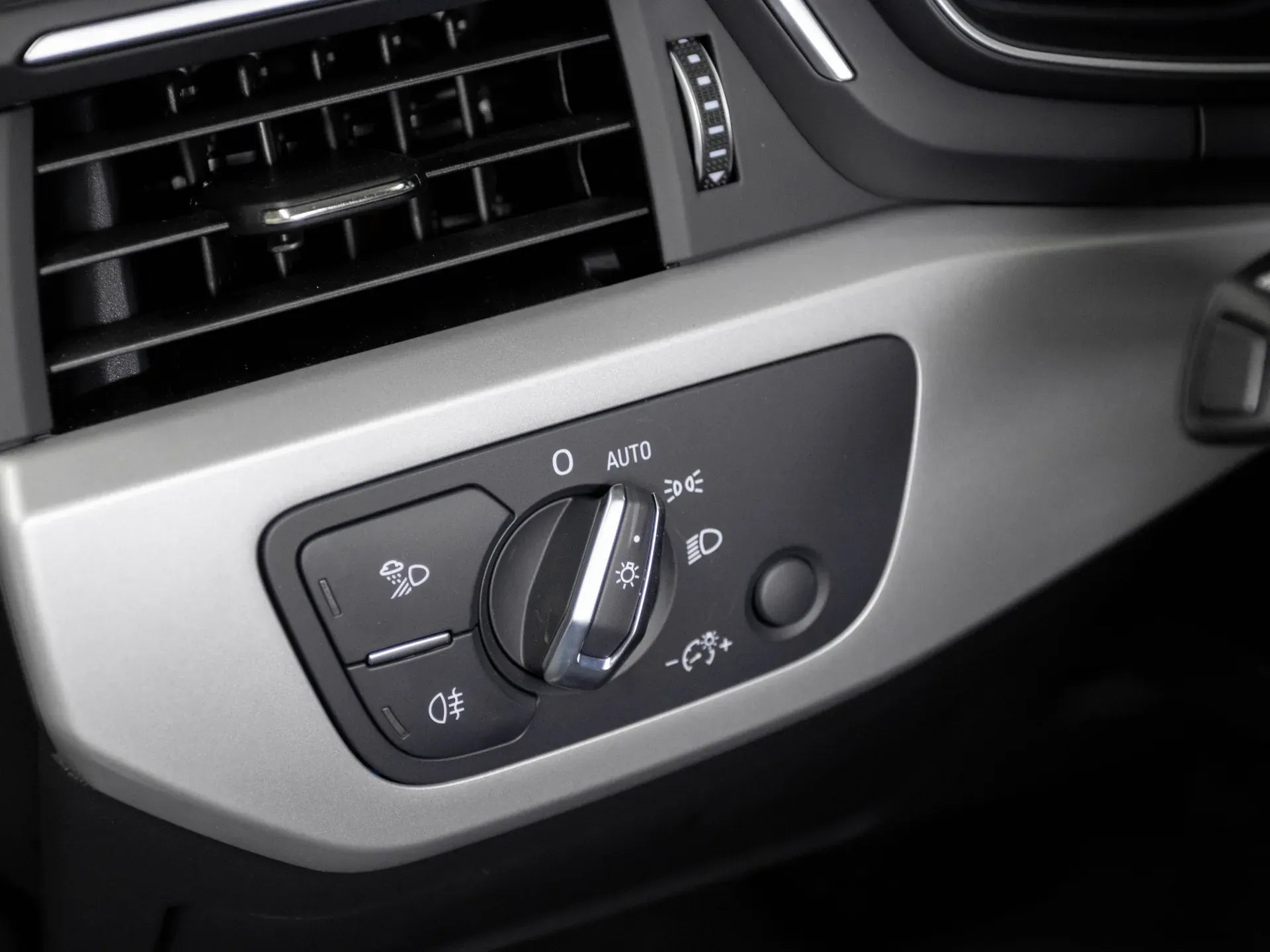 Audi A4 Advanced 40 TDI quattro - Samsaru's Car Outlet