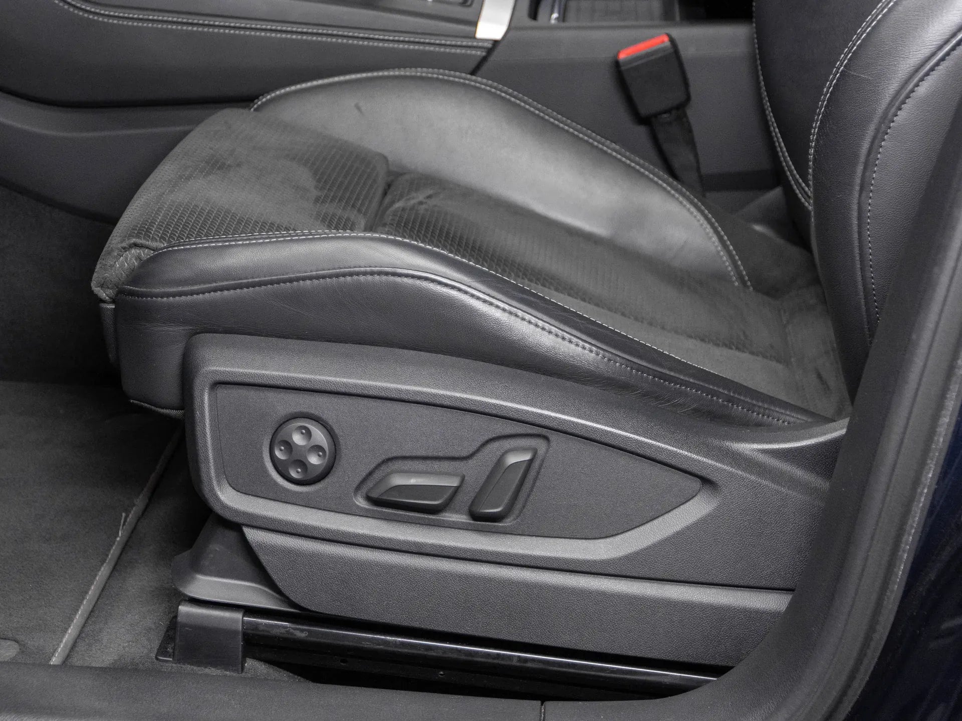 Audi Q5 2.0 Benzina 245 CP Albastru - Samsaru's Car Outlet